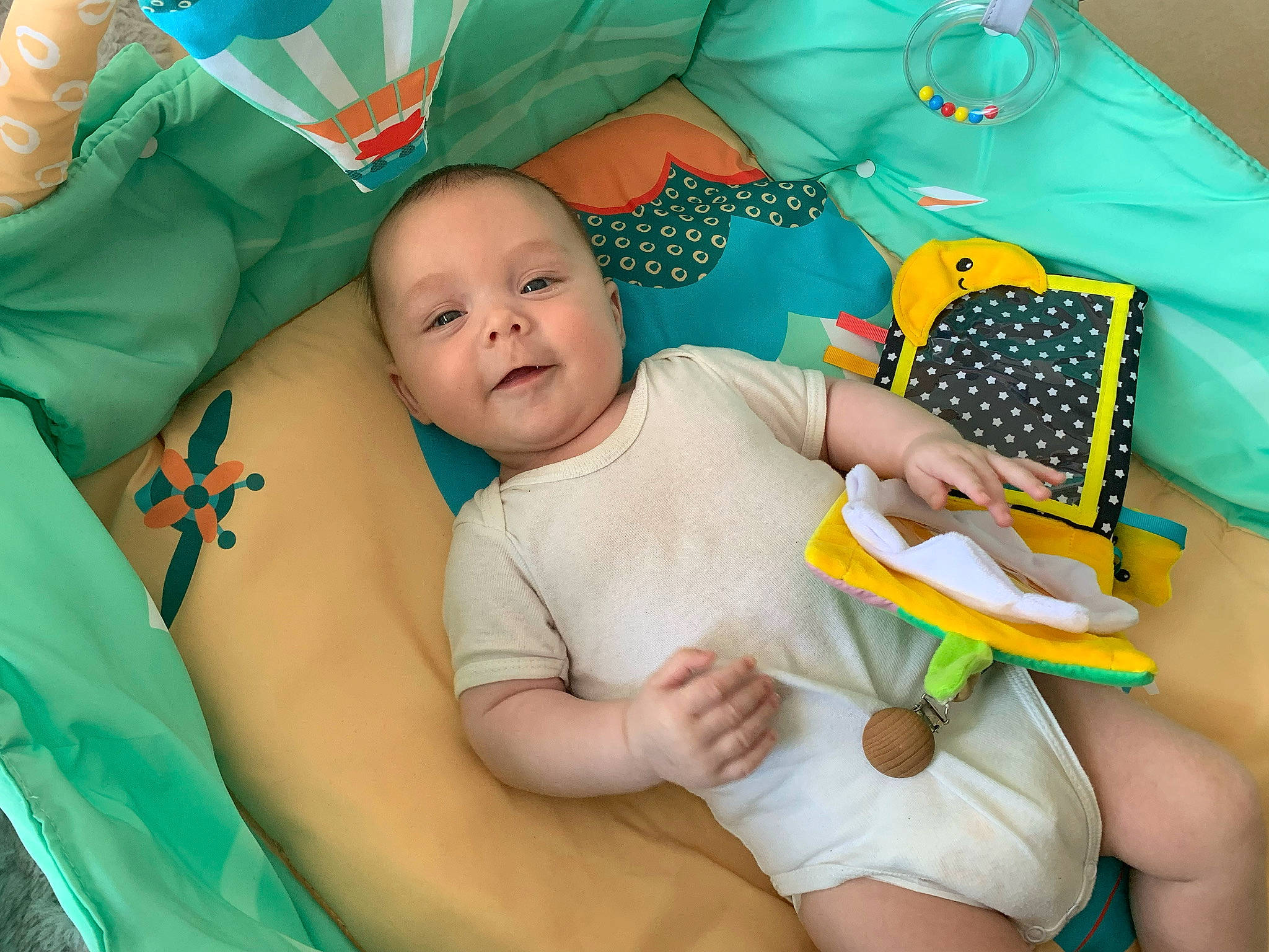 Milo a rejoint le concours — aidez-le/la à gagner de superbes lots ! adaptation, baby, chair, child, comfort, finger, fun, green, hairstyle, happy, human_body, leg, leisure, mouth, organ, person, product, smile, thigh, toddler