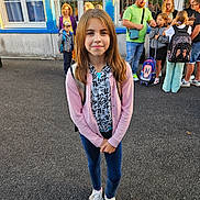 Justine a rejoint le concours — aidez-le/la à gagner de superbes lots ! adult, backpack, building, casual_clothing, child, conversation, curly_hair, girl, glasses, group, jeans, outdoor, pavement, people, school, smile, sneakers, standing, waiting, window