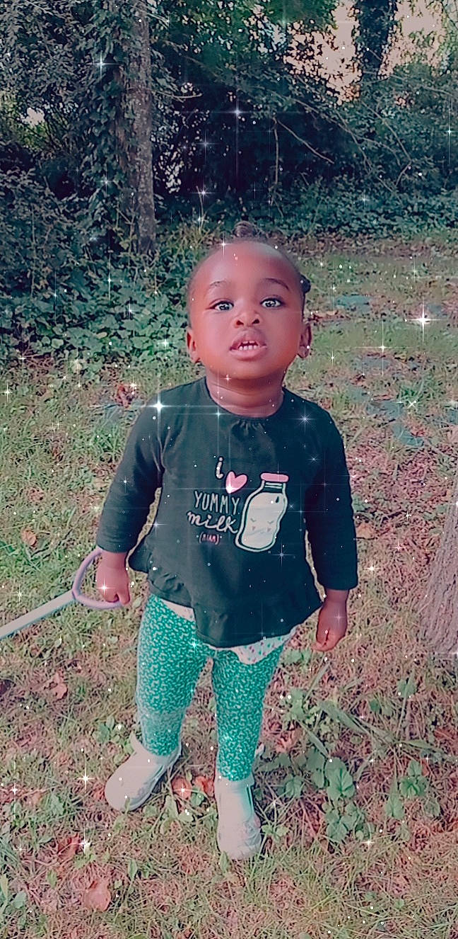 Keyla a rejoint le concours — aidez-le/la à gagner de superbes lots ! baby_toddler_clothing, child, eye, face, fun, grass, hair, happy, pattern, people_in_nature, person, plant, sleeve, soil, t_shirt, toddler, tree