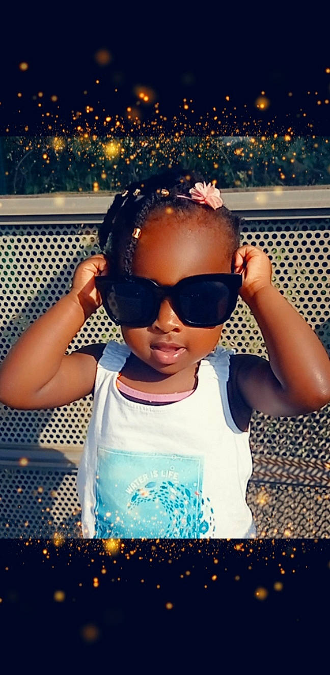 Keyla a rejoint le concours — aidez-le/la à gagner de superbes lots ! black_hair, blue, cool, eye_glass_accessory, eyewear, flash_photography, fun, glasses, goggles, hairstyle, happy, human, leisure, light, people, person, photograph, sunglasses, toddler, vision_care