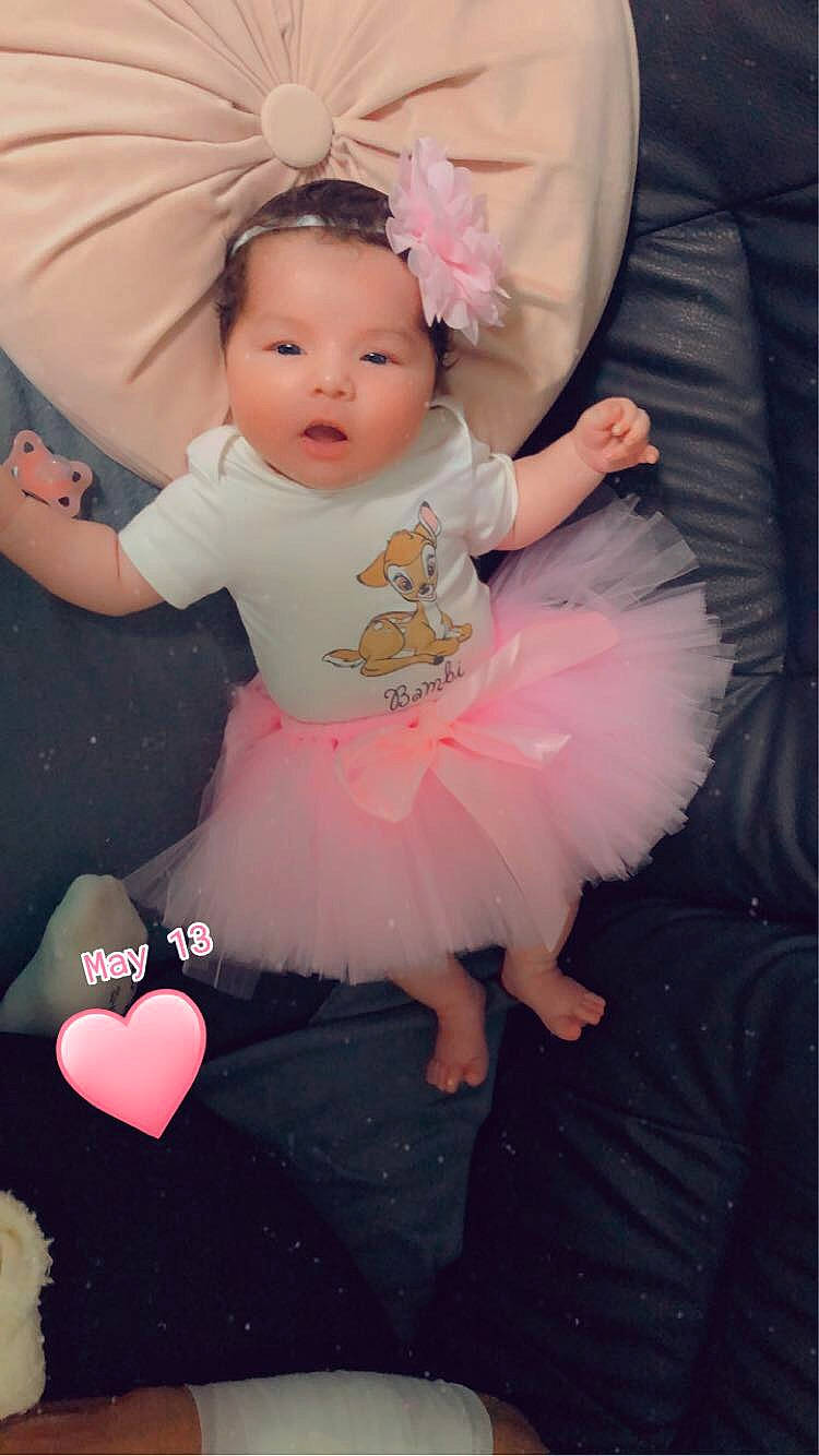 Ariana a rejoint le concours — aidez-le/la à gagner de superbes lots ! arm, baby, baby_toddler_clothing, beauty, child, dress, embellishment, eye, fashion_accessory, flash_photography, fun, happy, headgear, magenta, pattern, person, photograph, pink, sitting, skin