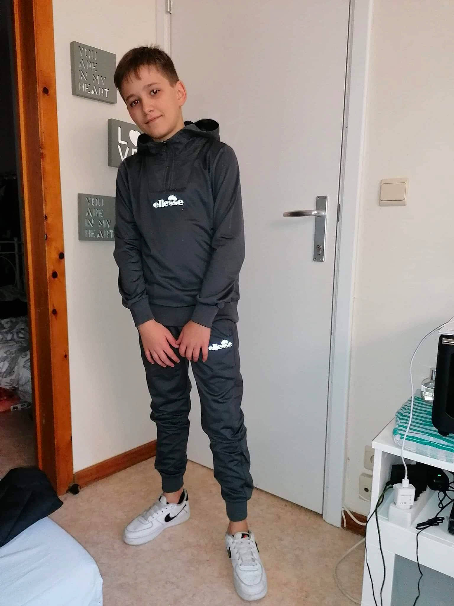 Lorenzo participe au concours pour gagner de l'argent avec cette photo : clothing, footwear, hip, human_leg, jacket, jeans, joint, joy, knee, leg, muscle, neck, outerwear, person, shoe, shoulder, sleeve, sportswear, standing, sweatpant