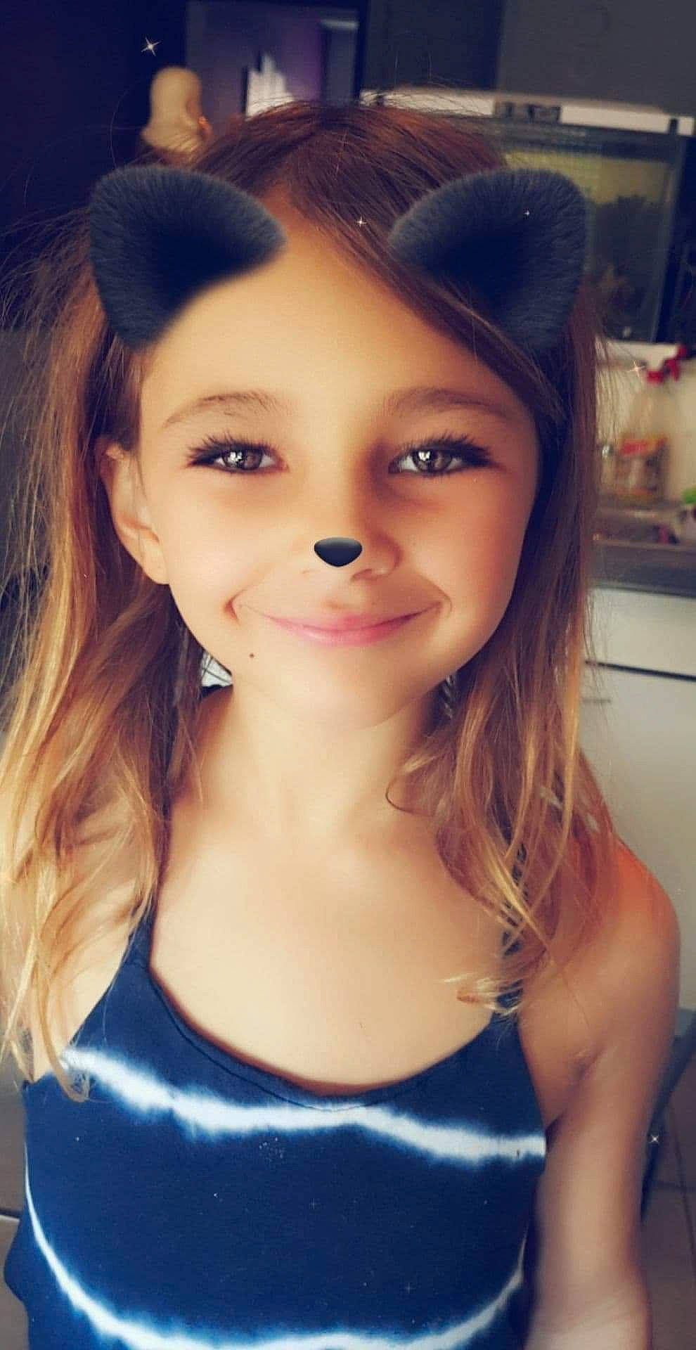 Jessica a rejoint le concours — aidez-le/la à gagner de superbes lots ! beauty, blond, brown_hair, cheek, child, chin, ear, eye, eyebrow, face, forehead, hair, hairstyle, head, joy, lip, long_hair, nose, person, selfie