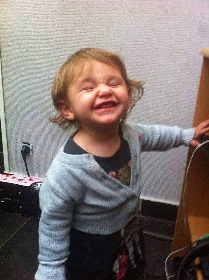 Jessica participe au concours pour gagner de l'argent avec cette photo : arm, baby, cheek, child, ear, face, facial_expression, joy, laugh, neck, nose, person, play, smile, standing, t_shirt, toddler, tooth