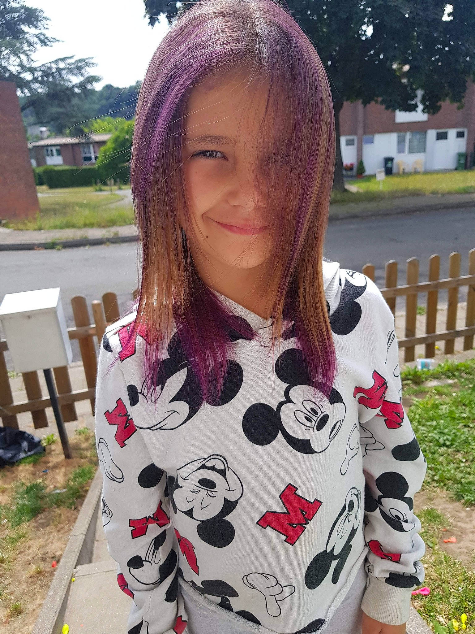 Jessica a rejoint le concours — aidez-le/la à gagner de superbes lots ! bangs, black_hair, brown_hair, cool, grass, hair, hair_coloring, hairstyle, hime_cut, joy, lip, long_hair, outerwear, person, pink, sleeve, t_shirt, top