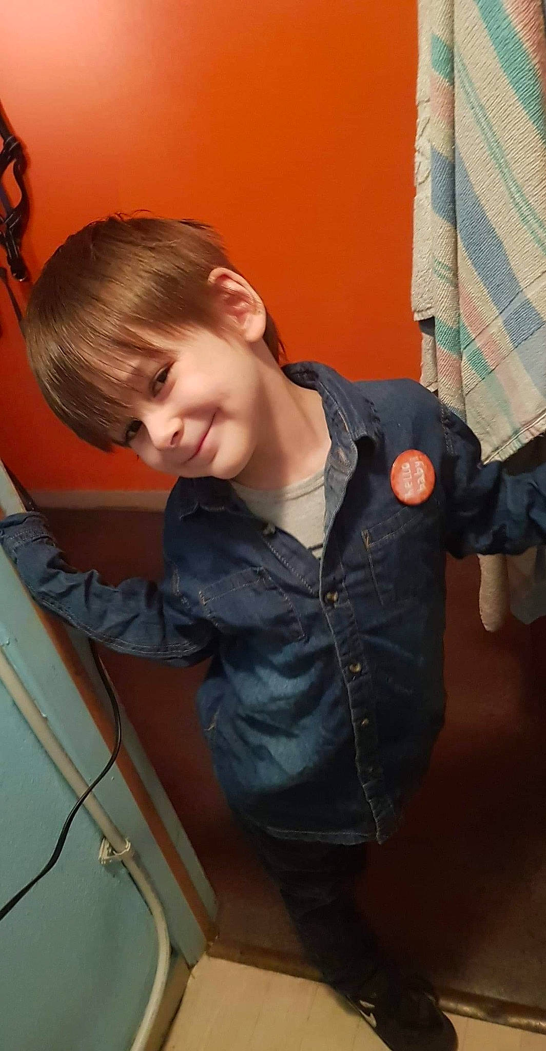 Ethan a rejoint le concours — aidez-le/la à gagner de superbes lots ! arm, denim, jeans, joy, neck, person