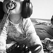 Haïden a rejoint le concours — aidez-le/la à gagner de superbes lots ! black, black_and_white, chin, ear, eye, eyewear, flash_photography, hairstyle, happy, head, hearing, human, human_body, microphone, mouth, nose, organ, photograph, smile, white