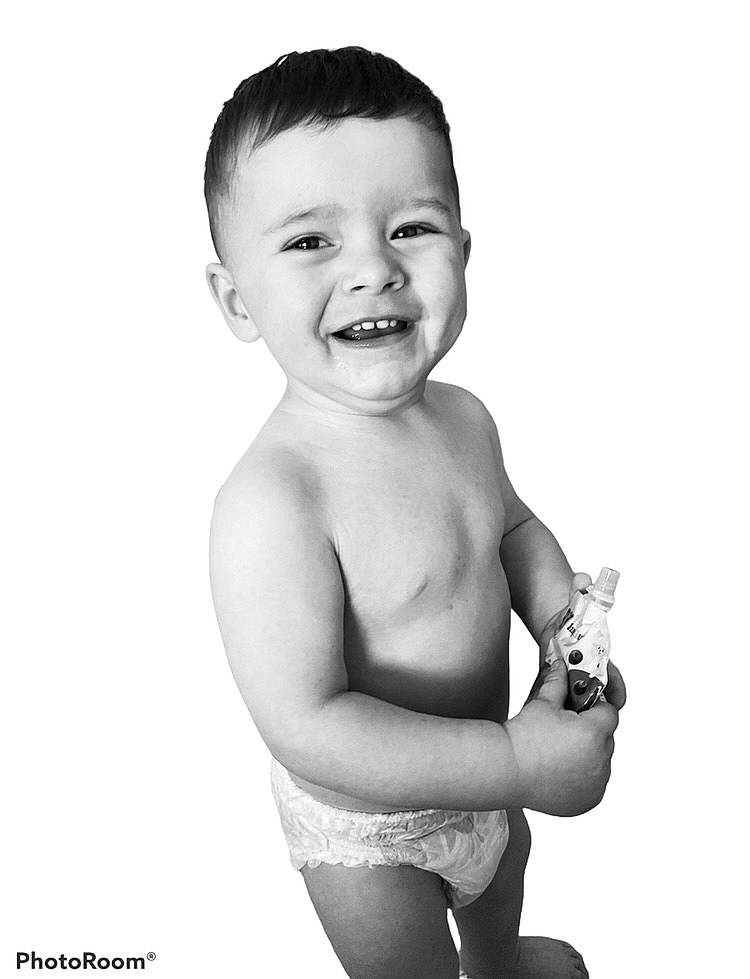 Elias participe au concours pour gagner de l'argent avec cette photo : arm, black_and_white, chest, elbow, eye, flash_photography, gesture, hairstyle, hand, happy, head, jaw, joy, lip, muscle, neck, person, shoulder, smile, standing