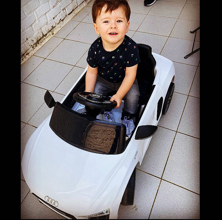 Elias participe au concours pour gagner de l'argent avec cette photo : automotive_design, automotive_tire, baby, baby_toddler_clothing, beauty, comfort, fender, flash_photography, happy, human_body, human_leg, knee, person, sleeve, smile, t_shirt, thigh, tire, toddler, vehicle