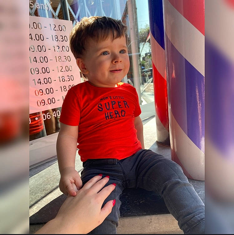 Elias participe au concours pour gagner de l'argent avec cette photo : baby_toddler_clothing, cool, elbow, electric_blue, fun, happy, human_leg, knee, leisure, person, recreation, red, sleeve, smile, snapshot, standing, t_shirt, thigh, toddler, travel