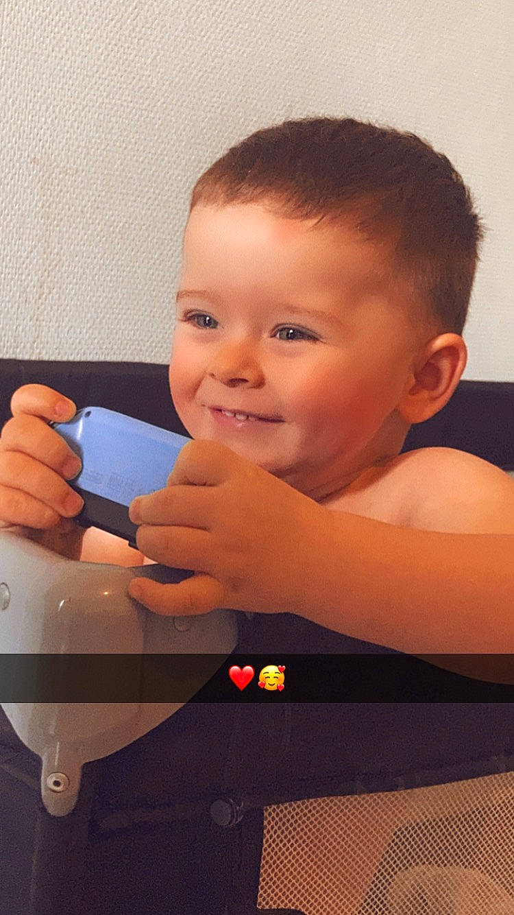 Elias a rejoint le concours — aidez-le/la à gagner de superbes lots ! arm, baby, cheek, child, chin, finger, flash_photography, fun, gesture, hairstyle, hand, happy, head, human_body, joy, muscle, nose, person, skin, smile