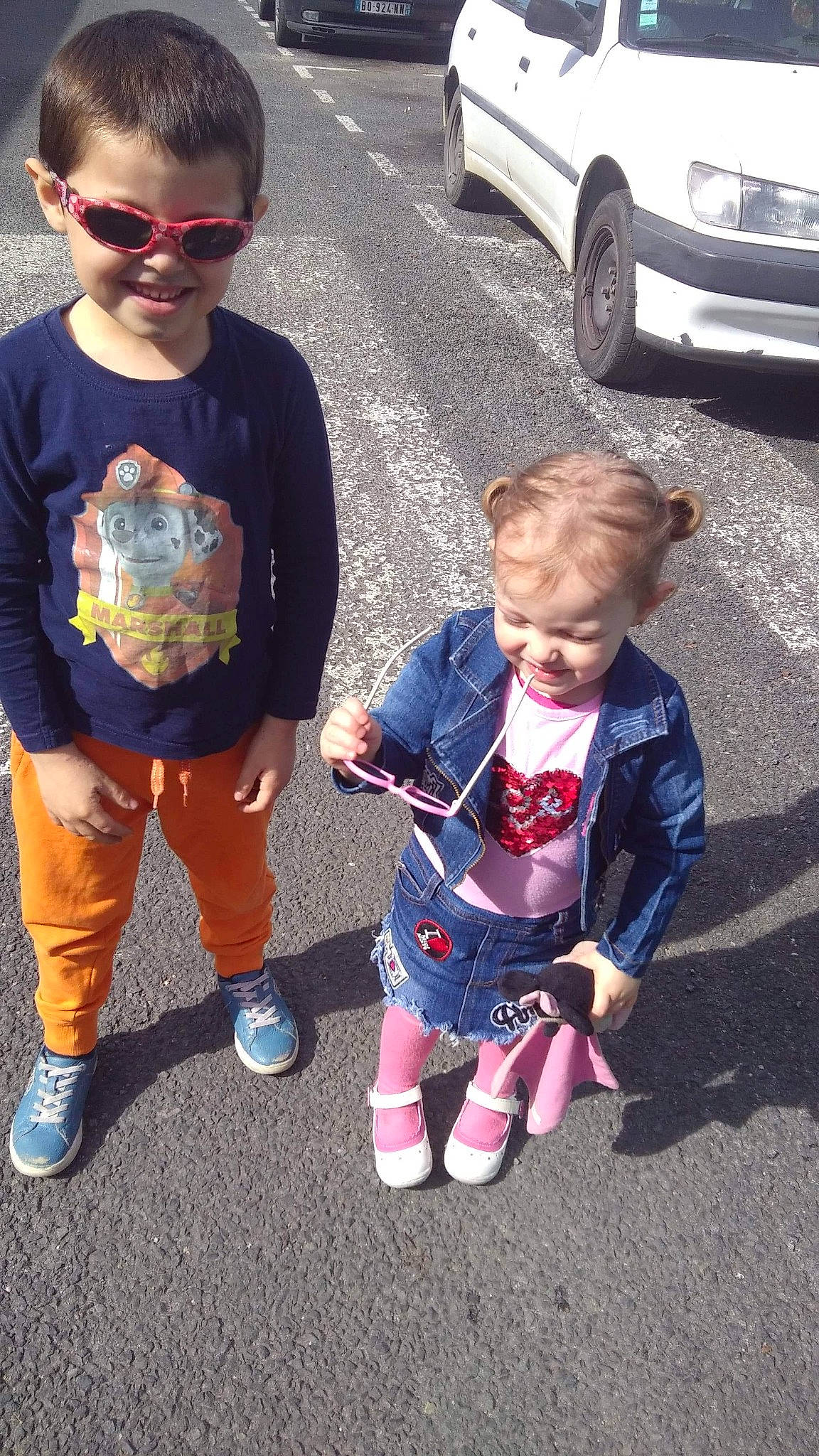 Ryan participe au concours pour gagner de l'argent avec cette photo : auto_part, car, child, family_car, fun, joy, person, plant, play, toddler, vacation, vehicle