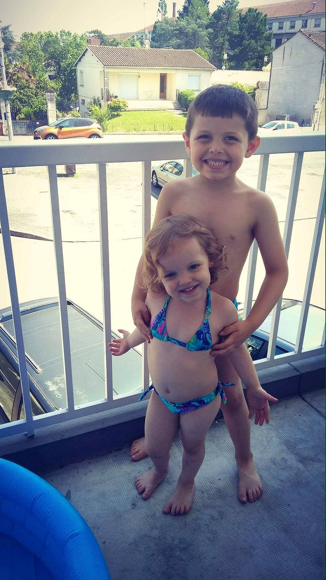 Ryan a rejoint le concours — aidez-le/la à gagner de superbes lots ! barefoot, bathing, child, fun, joy, leg, person, smile, summer, toddler, vacation