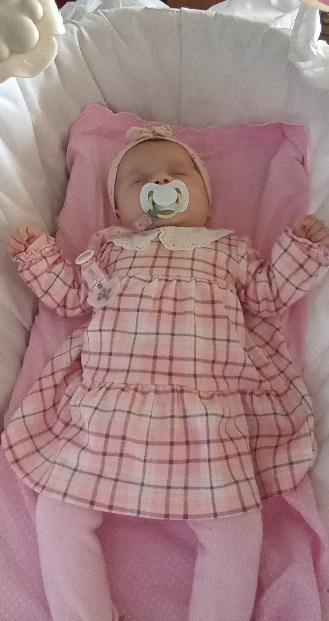 Valentina participe au concours pour gagner de l'argent avec cette photo : baby_toddler_clothing, beige, clothes_hanger, collar, day_dress, dress_shirt, fashion_design, magenta, one_piece_garment, pattern, peach, person, pink, plaid, sleeve, t_shirt, tartan, textile, vintage_clothing, waist