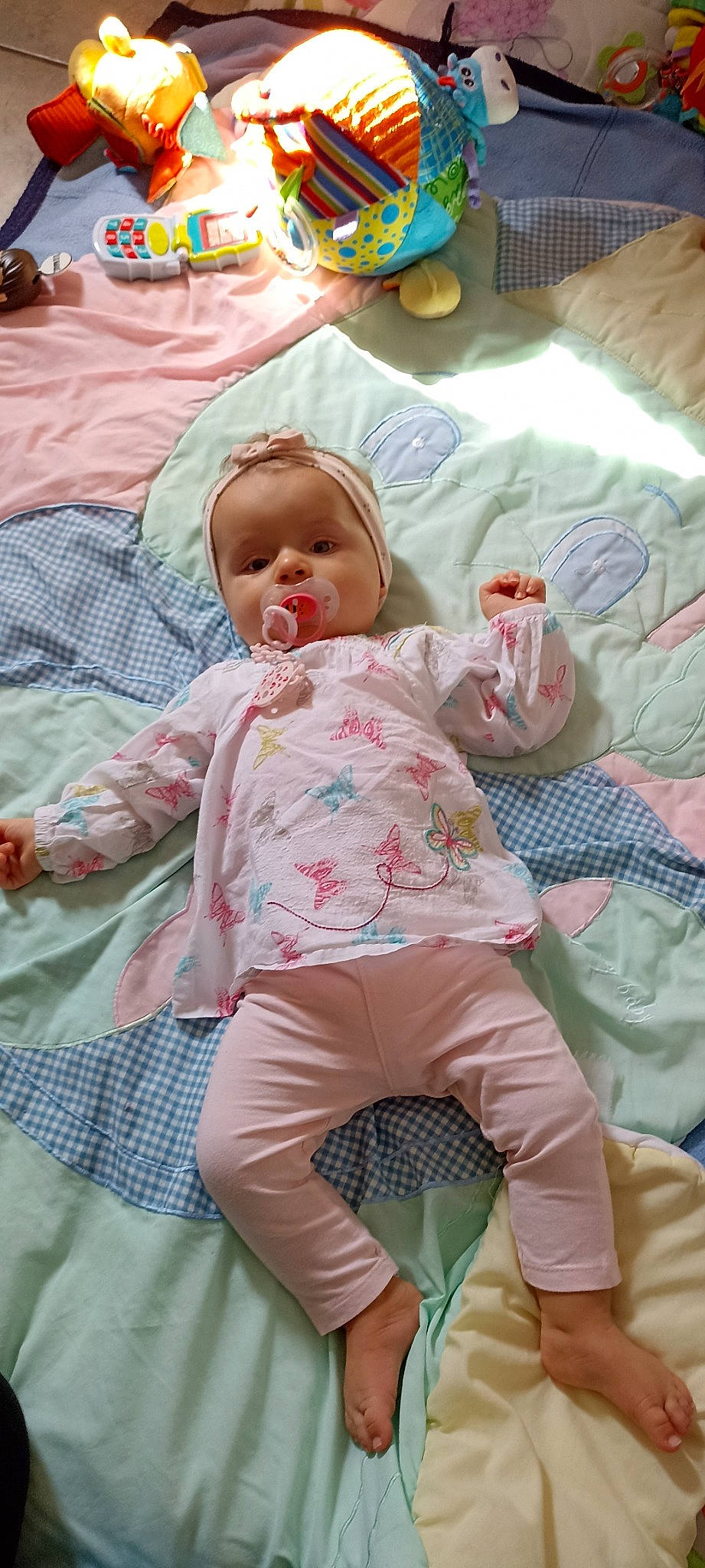 Schtroumpfy participe au concours pour gagner de l'argent avec cette photo : baby, baby_products, baby_toddler_clothing, bedding, cheek, child, comfort, face, fun, grass, happy, head, linens, nightwear, pattern, person, pink, sitting, sleeve, thigh
