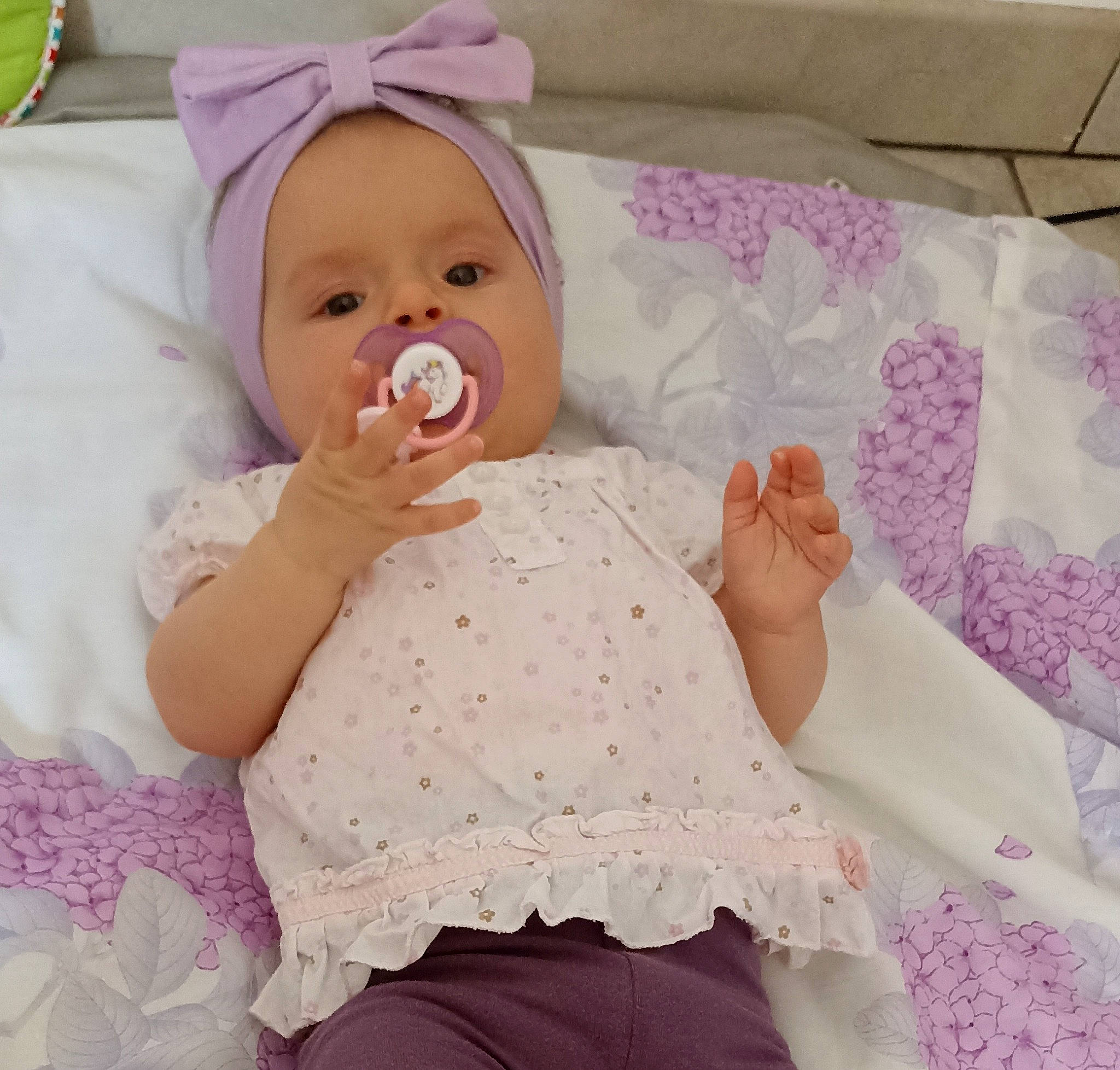 Schtroumpfy participe au concours pour gagner de l'argent avec cette photo : baby, baby_products, baby_safety, baby_sleeping, baby_toddler_clothing, cheek, child, comfort, finger, happy, linens, pattern, person, pink, product, purple, skin, sleeve, textile, thumb