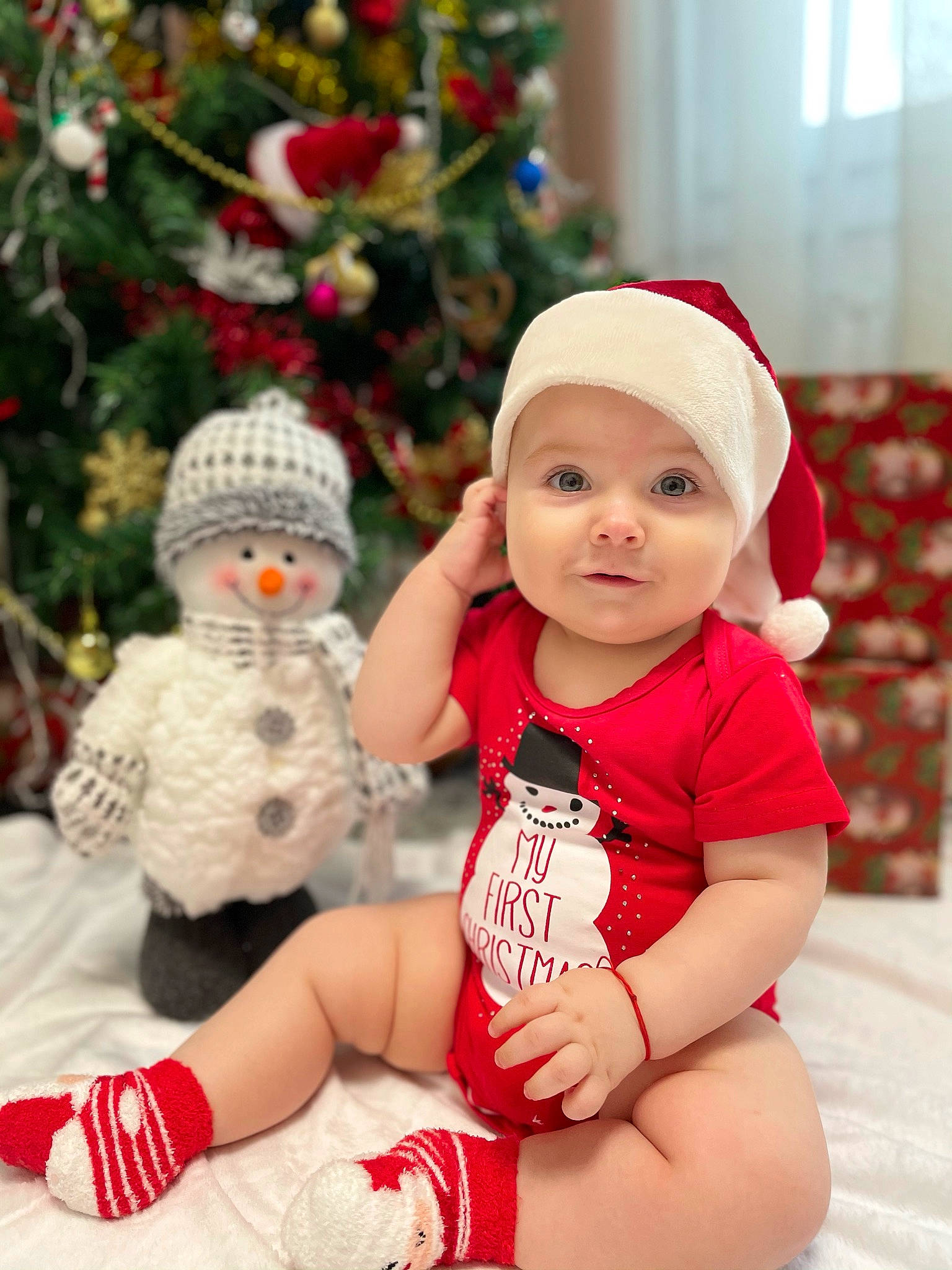 Sebastian a rejoint le concours — aidez-le/la à gagner de superbes lots ! baby, baby_toddler_clothing, carmine, child, christmas, christmas_decoration, christmas_eve, christmas_tree, costume_accessory, fictional_character, hand, headgear, headwear, holiday, human, human_body, person, red, sock, toddler