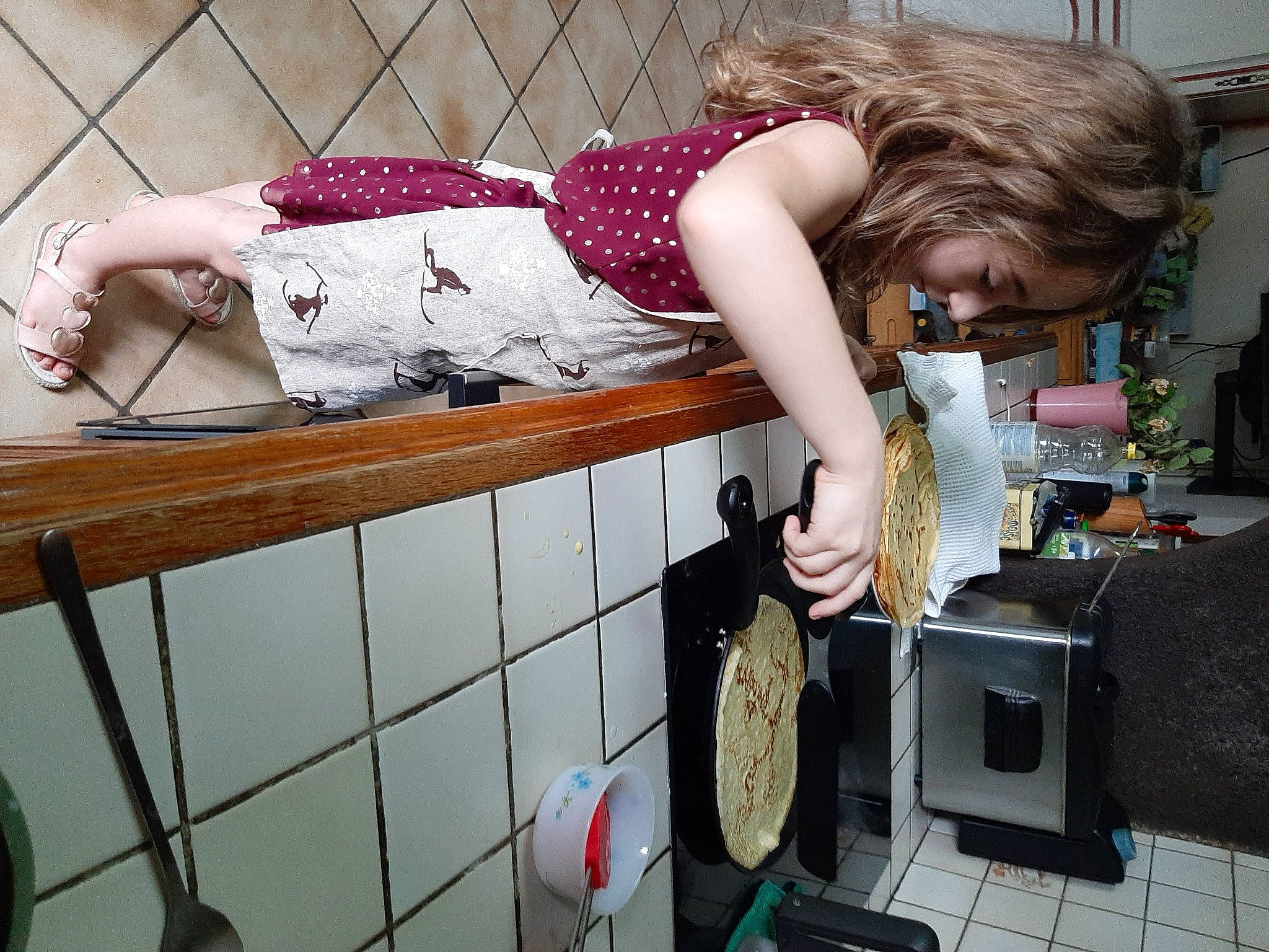 Louane participe au concours pour gagner de l'argent avec cette photo : arm, blond, dress, fashion_accessory, fashion_design, fur, furniture, hair, human_leg, leg, long_hair, person, pink, room, selfie