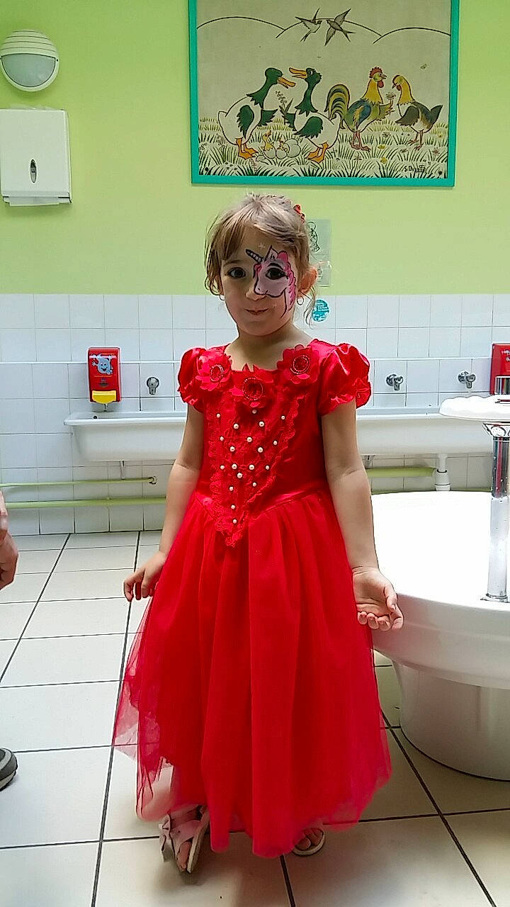 Louane participe au concours pour gagner de l'argent avec cette photo : bridal_party_dress, child, child_model, clothing, cocktail_dress, costume, dress, fashion_design, flooring, formal_wear, gown, person, pink, red, room, sleeve, textile, toddler