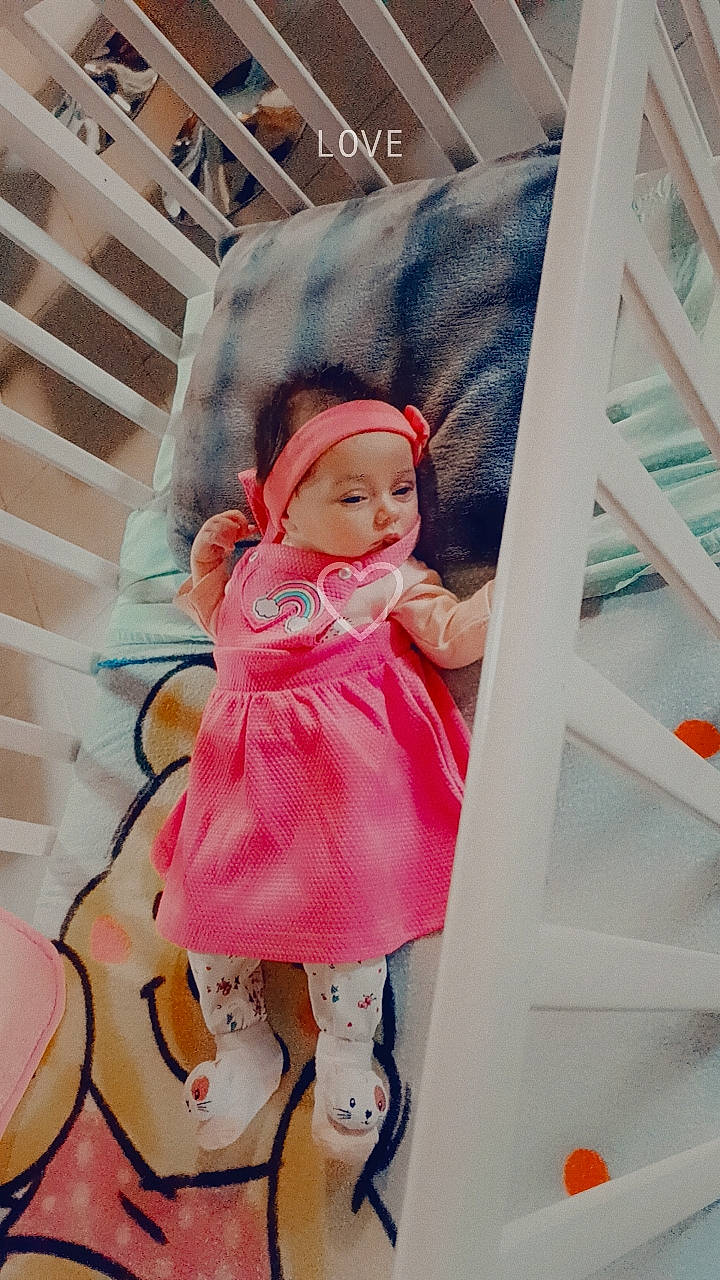 Eléana a rejoint le concours — aidez-le/la à gagner de superbes lots ! baby_toddler_clothing, child, doll, dress, fashion_design, fun, happy, head, headwear, magenta, pattern, peach, person, pink, room, shelf, shelving, sleeve, sock, stuffed_toy