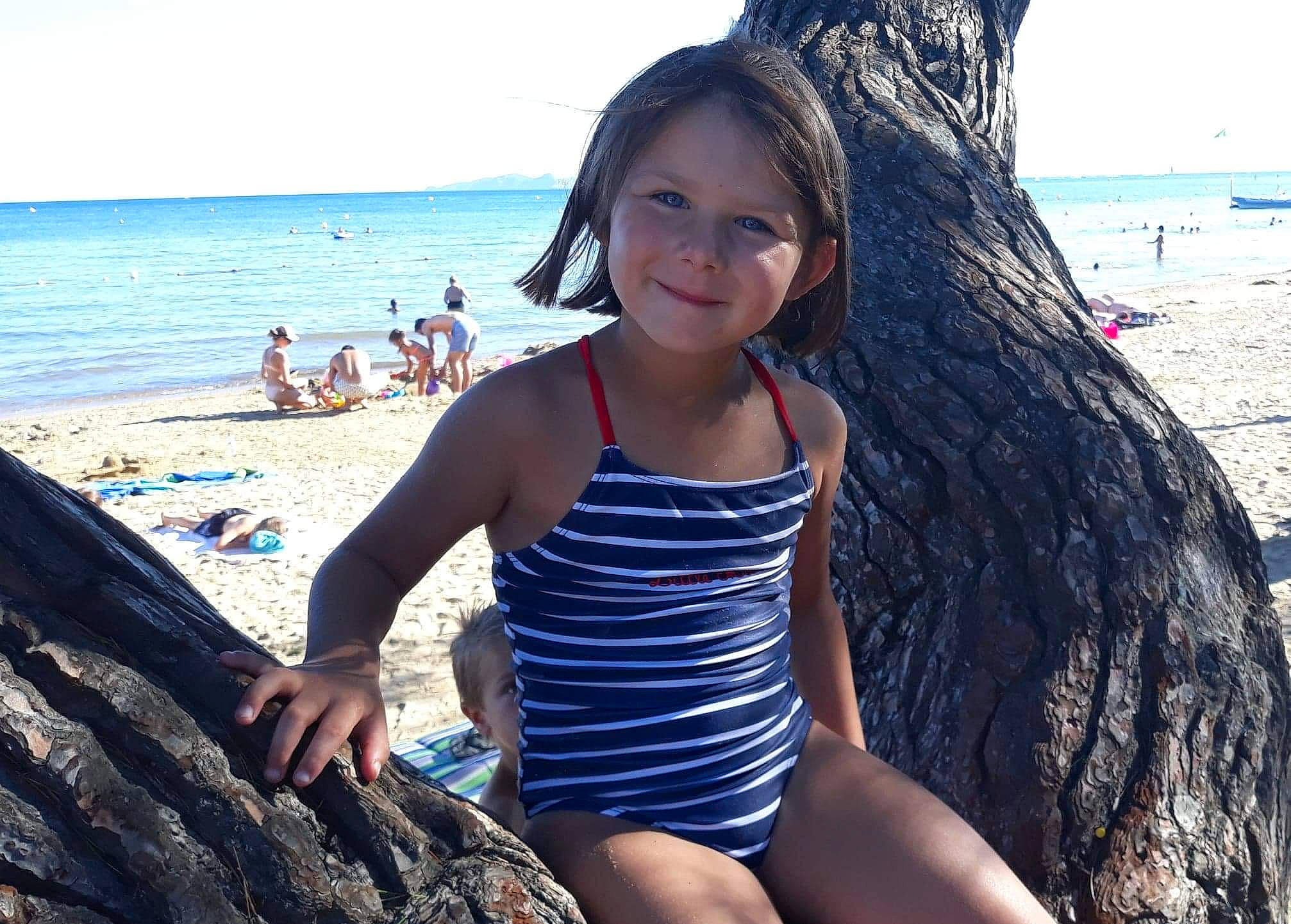 Tess participe au concours pour gagner de l'argent avec cette photo : azure, beach, black_hair, clothing, fun, hair, happy, human_body, joy, leg, leisure, mammal, people_on_beach, person, sand, sky, smile, summer, swimwear, thigh