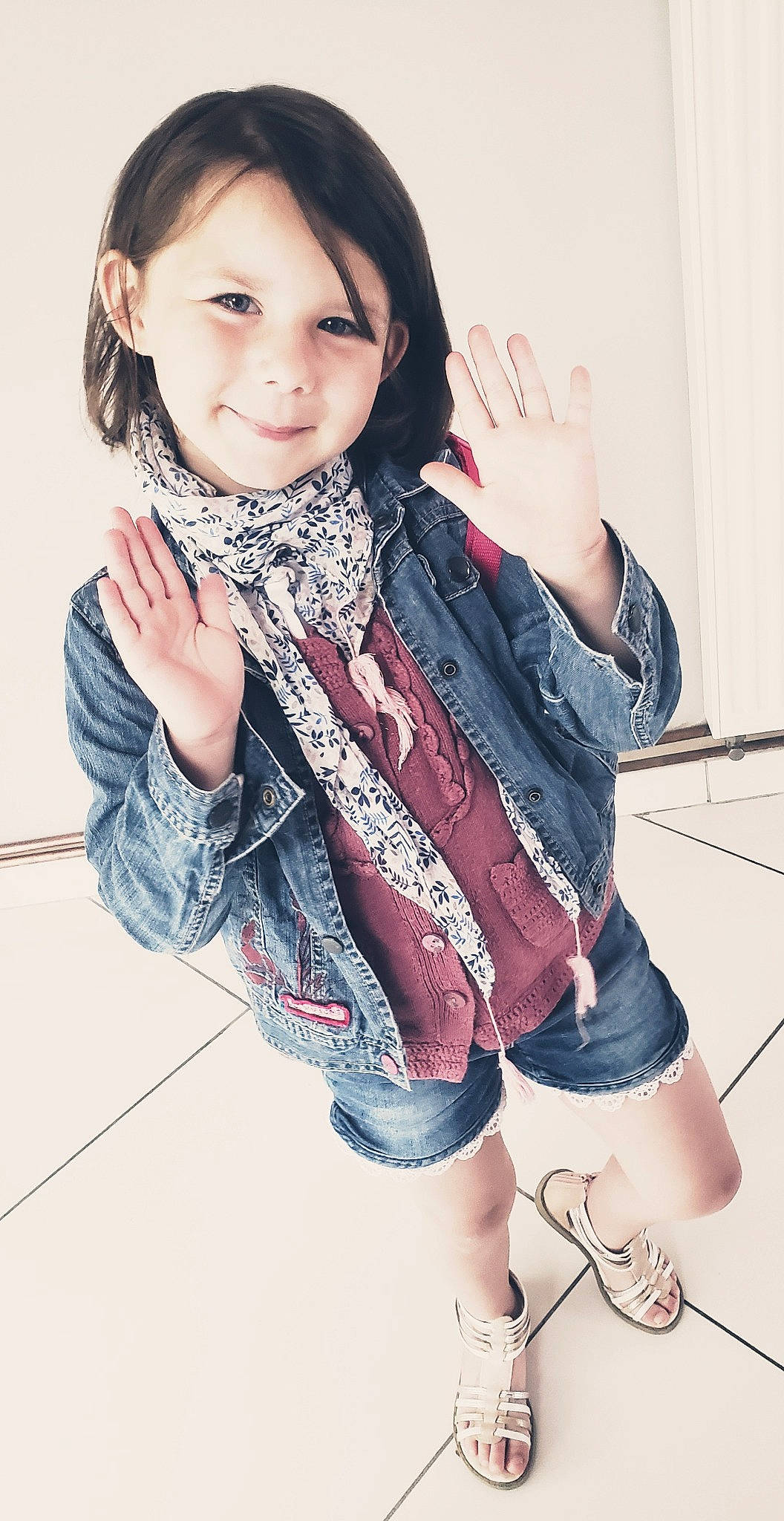 Tess a rejoint le concours — aidez-le/la à gagner de superbes lots ! arm, collar, cool, fashion_design, gesture, happy, joint, joy, knee, neck, outerwear, person, plaid, scarf, shoulder, sleeve, stole, thigh, thumb, waist