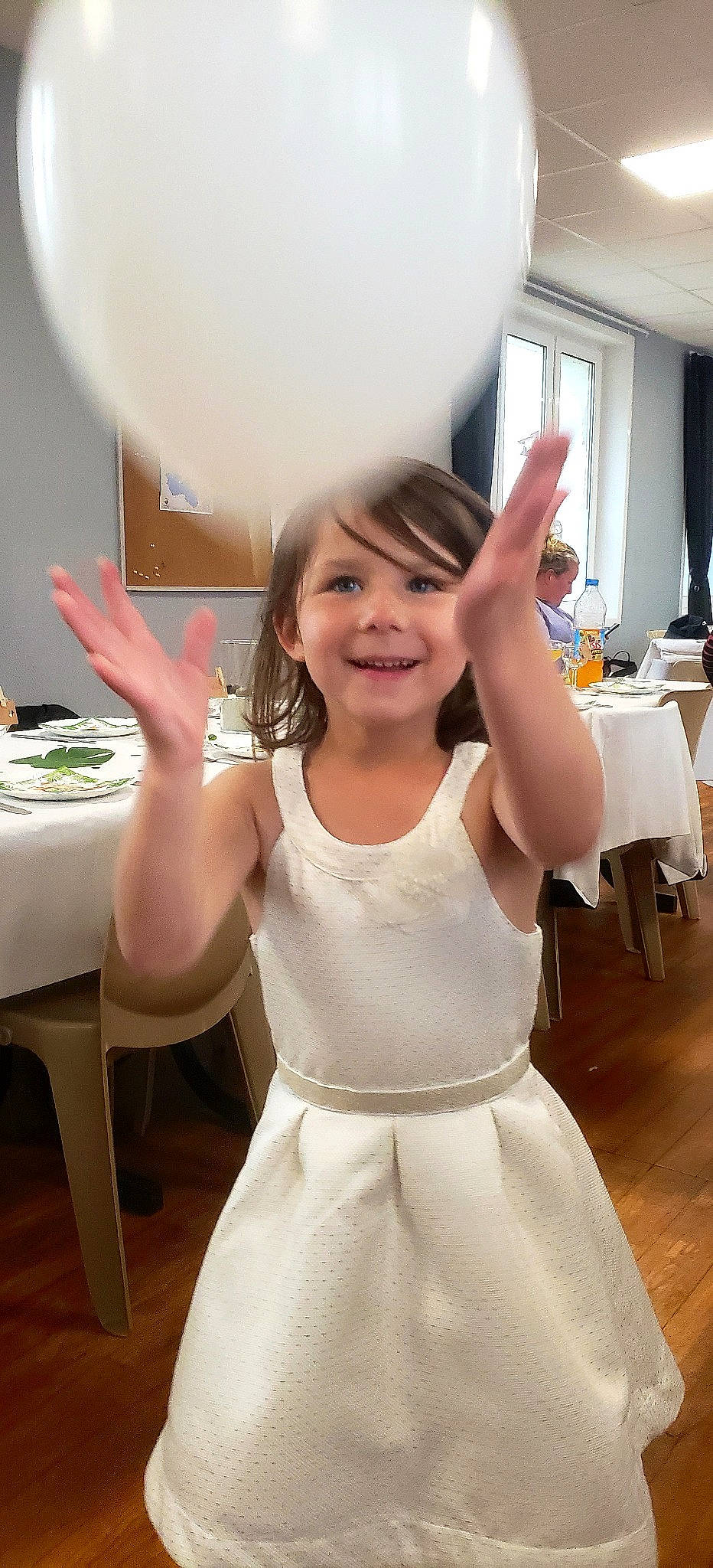 Tess a rejoint le concours — aidez-le/la à gagner de superbes lots ! arm, balloon, chair, dress, event, finger, fun, furniture, gesture, hairstyle, hand, happy, human_body, joint, joy, person, shoulder, sleeve, smile, table