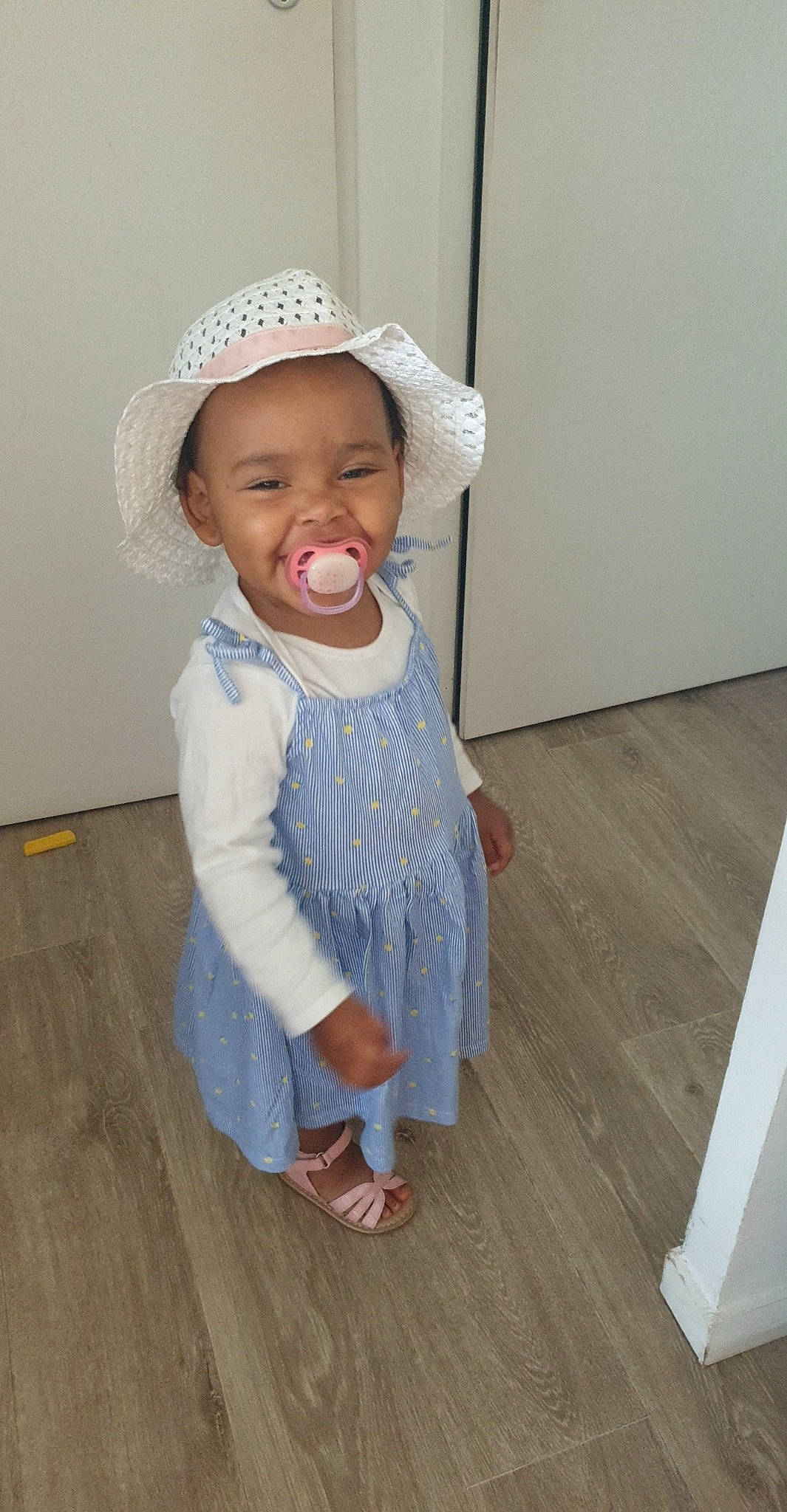 Azély a rejoint le concours — aidez-le/la à gagner de superbes lots ! baby, baby_toddler_clothing, cap, cheek, child, floor, flooring, happy, hardwood, hat, headgear, laminate_flooring, pattern, person, sitting, skin, sleeve, sun_hat, toddler, wood