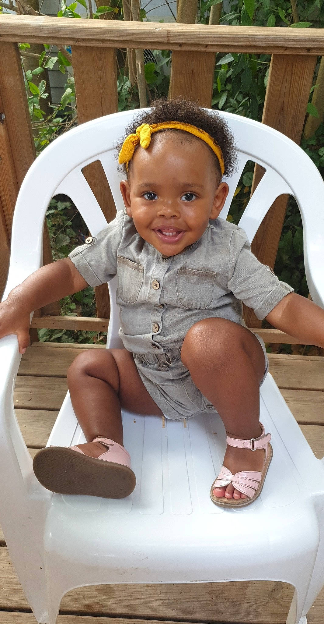 Azély a rejoint le concours — aidez-le/la à gagner de superbes lots ! baby_toddler_clothing, chair, cool, dress, finger, fun, hairstyle, happy, head, human_body, joint, joy, mammal, person, pink, plant, product, skin, smile, standing