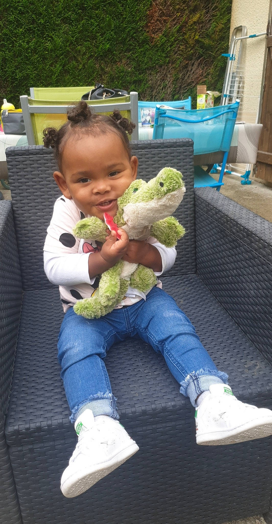 Azély a rejoint le concours — aidez-le/la à gagner de superbes lots ! baby, baby_toddler_clothing, child, fun, grass, happy, jeans, lap, leisure, people, person, play, plush, recreation, sitting, sock, stuffed_toy, thumb, toddler, toy