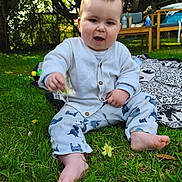 Jules participe au concours pour gagner de l'argent avec cette photo : baby, child, grass, flower, outdoor, garden, pajamas, cardigan, blanket, barefoot, greenery, playful, cute, nature, sitting, daylight, person, infant, smiling, backyard