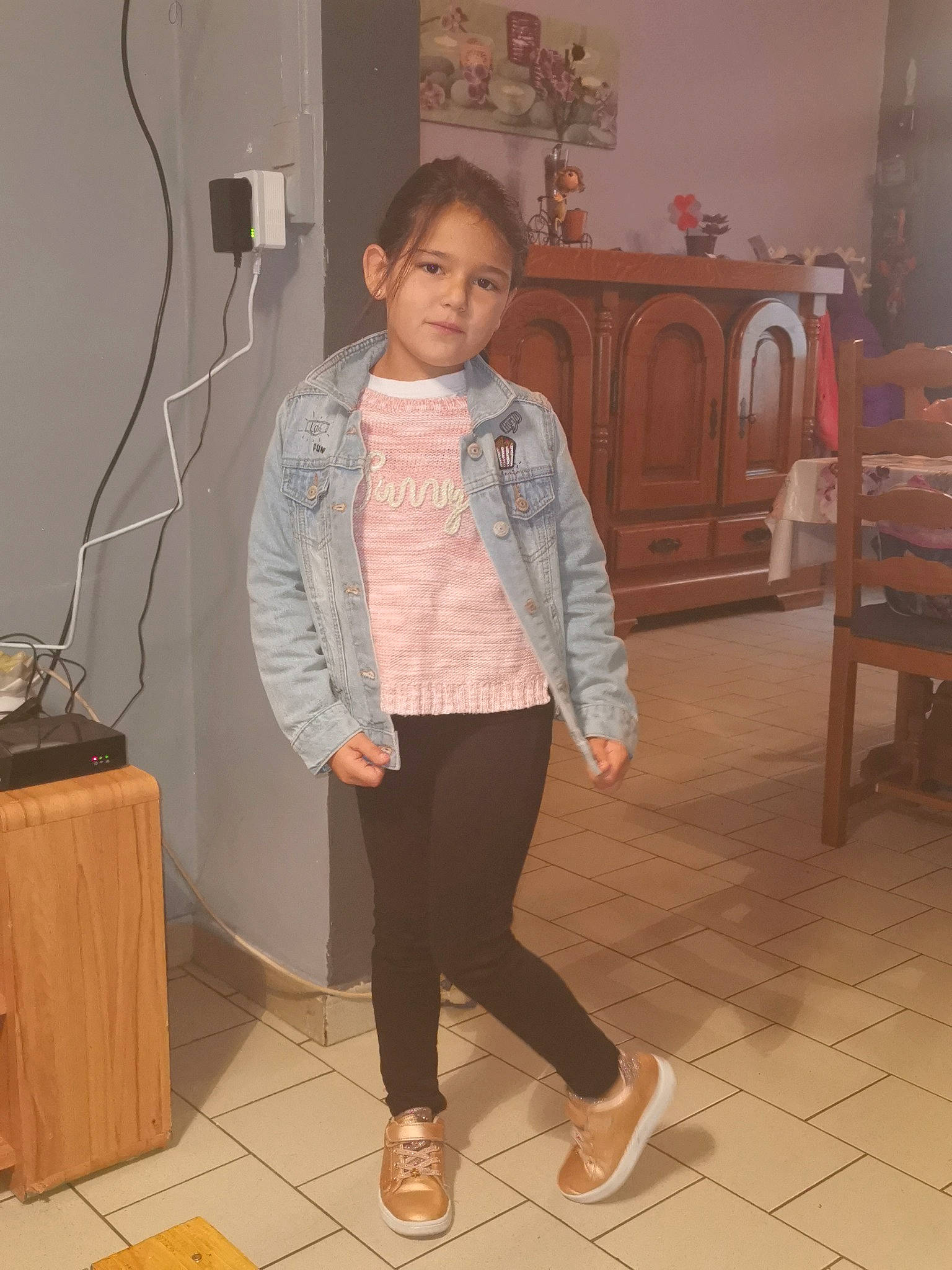 Julia participe au concours pour gagner de l'argent avec cette photo : child, clothing, jacket, outerwear, person, shoe, shoulder, skin, standing, toddler, trousers