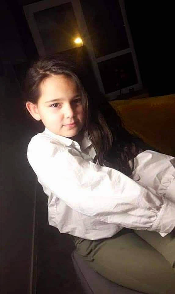 Julia participe au concours pour gagner de l'argent avec cette photo : comfort, darkness, dress_shirt, elbow, event, fashion_design, flash_photography, formal_wear, fun, fur, linens, long_hair, person, photo_shoot, picture_frame, portrait, portrait_photography, room, sitting, sleeve