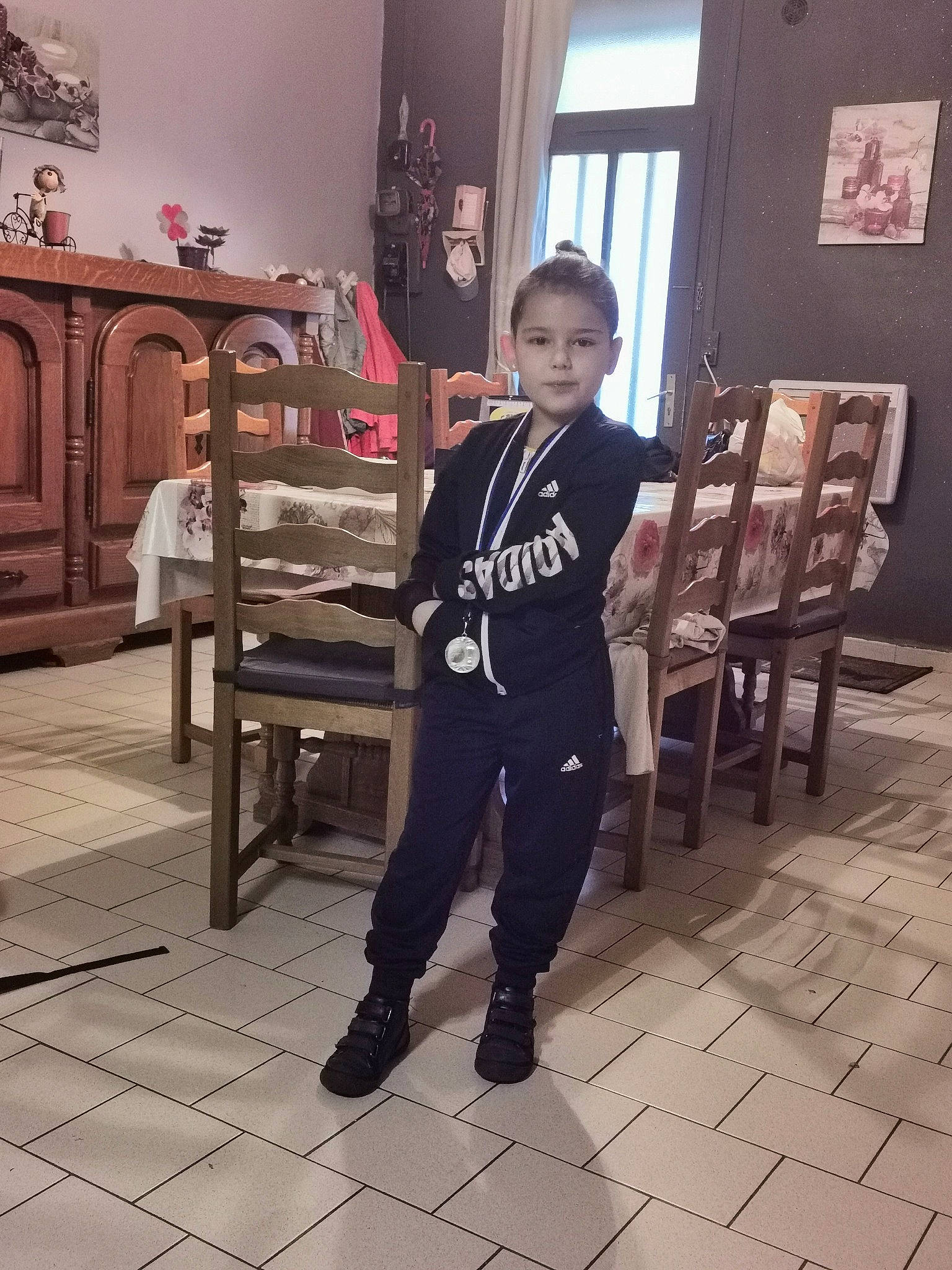 Julia a rejoint le concours — aidez-le/la à gagner de superbes lots ! child, flooring, person, room, sleeve, standing, t_shirt, vacation