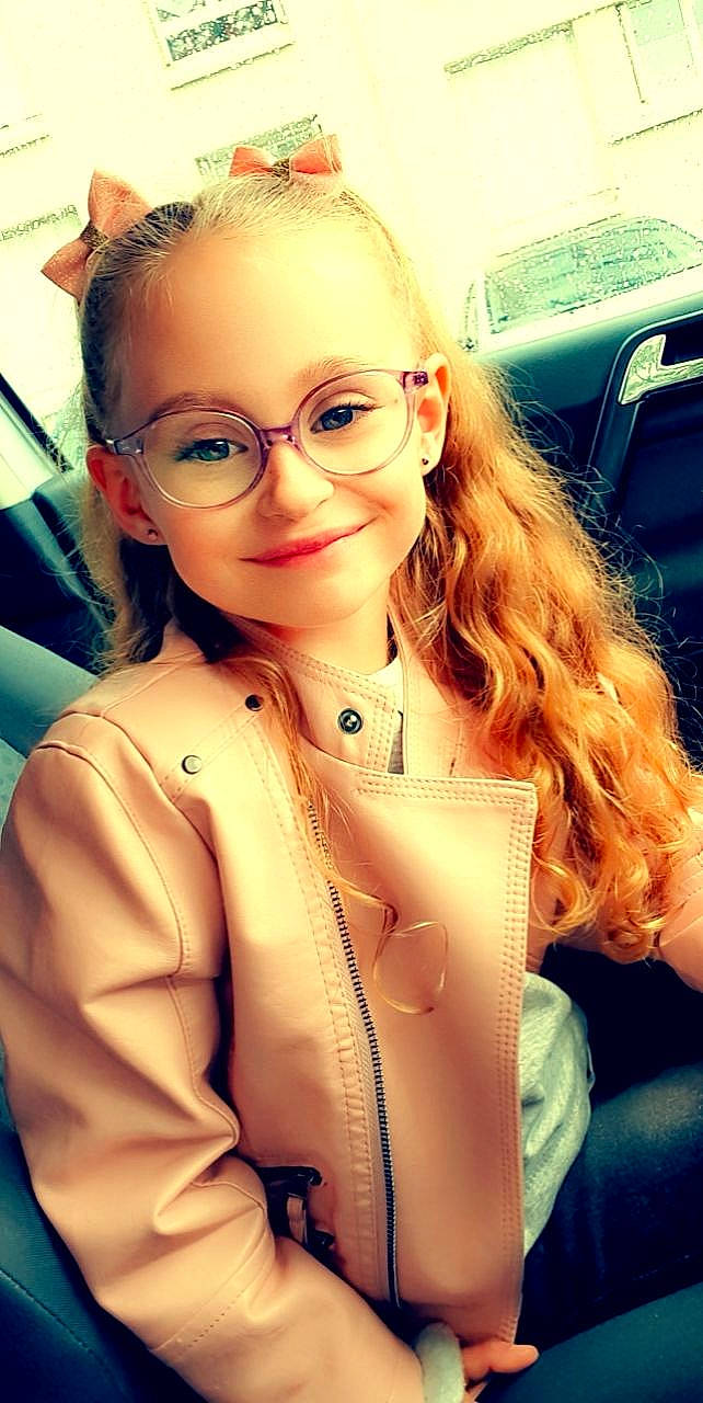 Léanna participe au concours pour gagner de l'argent avec cette photo : automotive_design, blazer, blond, brown_hair, cool, electric_blue, eyewear, fashion_design, flash_photography, gesture, glasses, hairstyle, happy, joy, lip, long_hair, person, selfie, skin, smile