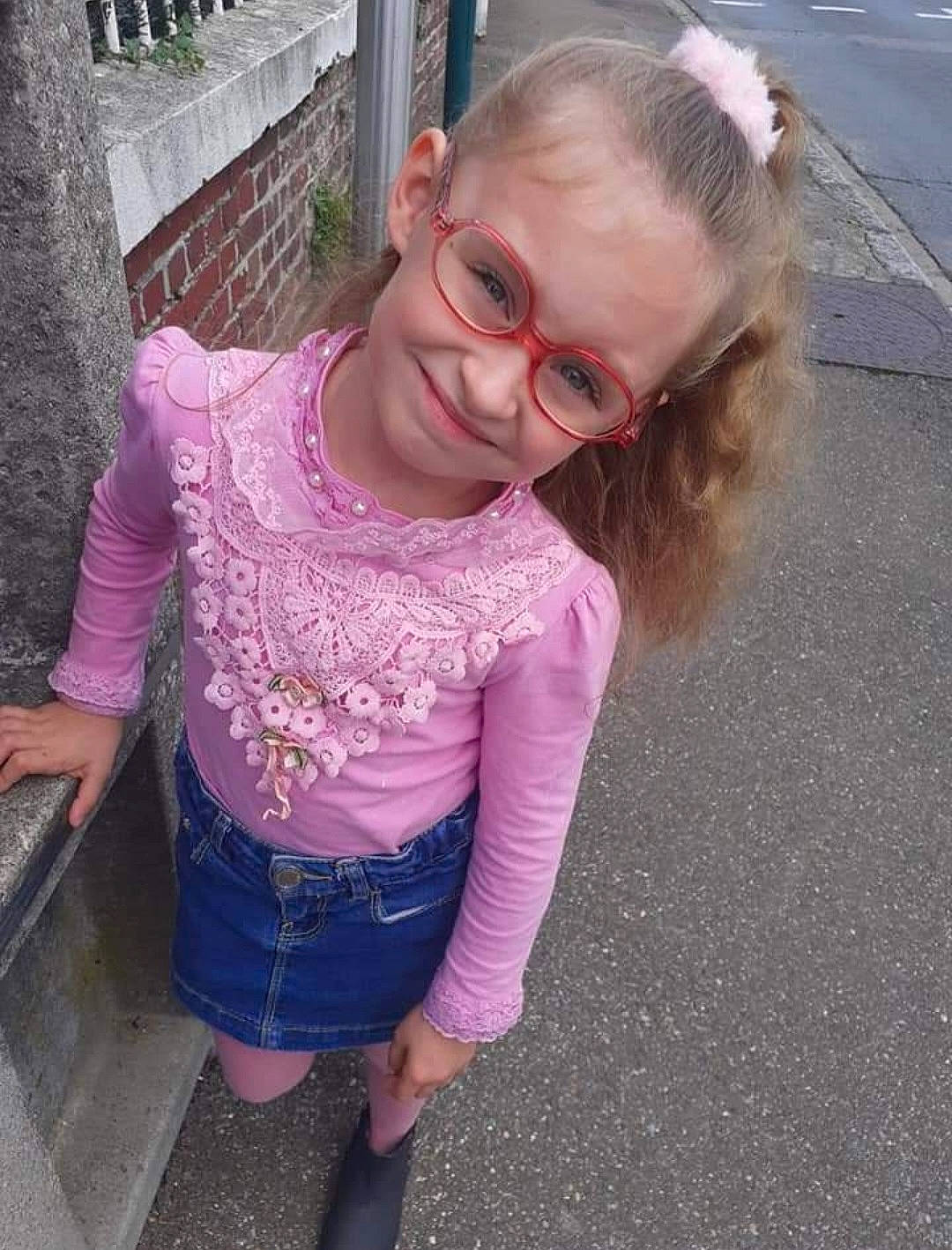 Léanna a rejoint le concours — aidez-le/la à gagner de superbes lots ! asphalt, baby_toddler_clothing, cool, eyewear, fun, glasses, hairstyle, happy, joy, magenta, person, pink, plant, purple, road_surface, shoulder, sleeve, smile, sunglasses, t_shirt