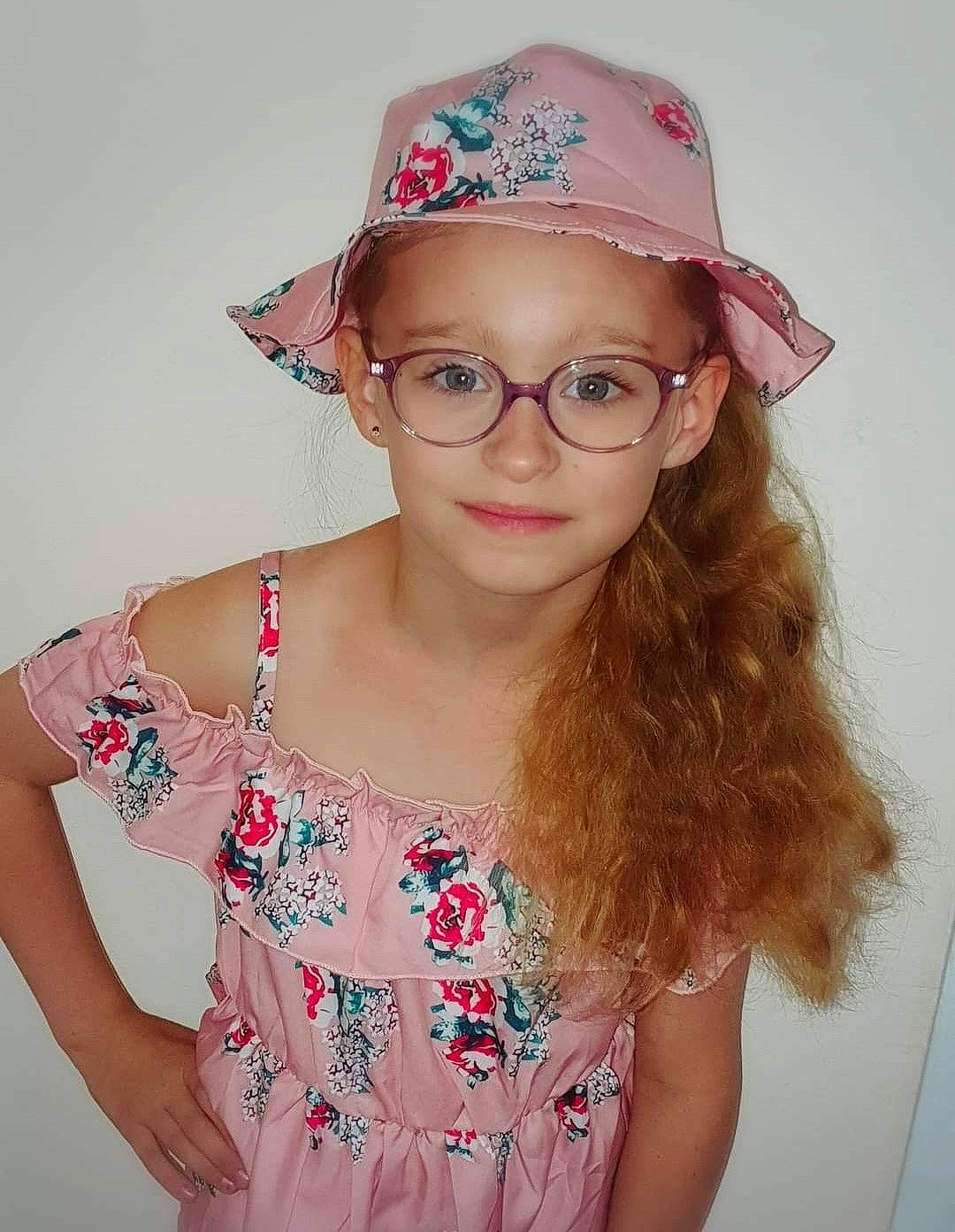 Léanna a rejoint le concours — aidez-le/la à gagner de superbes lots ! beauty, cap, costume_hat, day_dress, eyewear, face, fashion, fashion_design, glasses, happy, hat, headwear, joy, lip, magenta, neck, person, pink, skin, sleeve