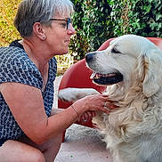 Ulysse a rejoint le concours — aidez-le/la à gagner de superbes lots ! woman, dog, outdoor, garden, ivy, chair, happy, pet, smile, glasses, short_hair, white_dog, fluffy, casual_clothing, greenery, sunlight, interaction, animal, friendship, relaxation
