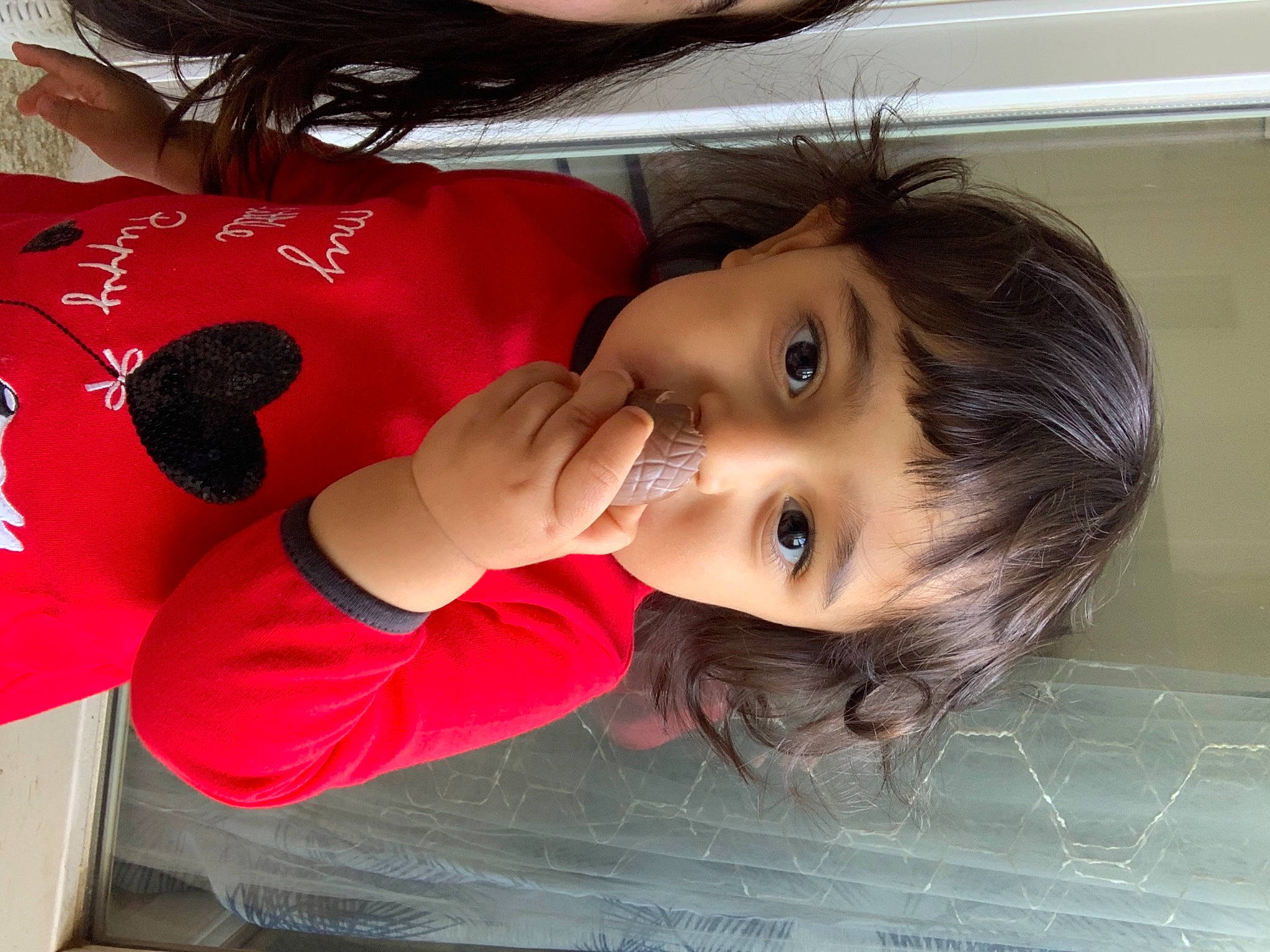 Livia participe au concours pour gagner de l'argent avec cette photo : carmine, cheek, child, chin, comfort, elbow, eyelash, flooring, fun, hair, happy, lip, long_hair, neck, nose, person, room, skin, sleeve, smile