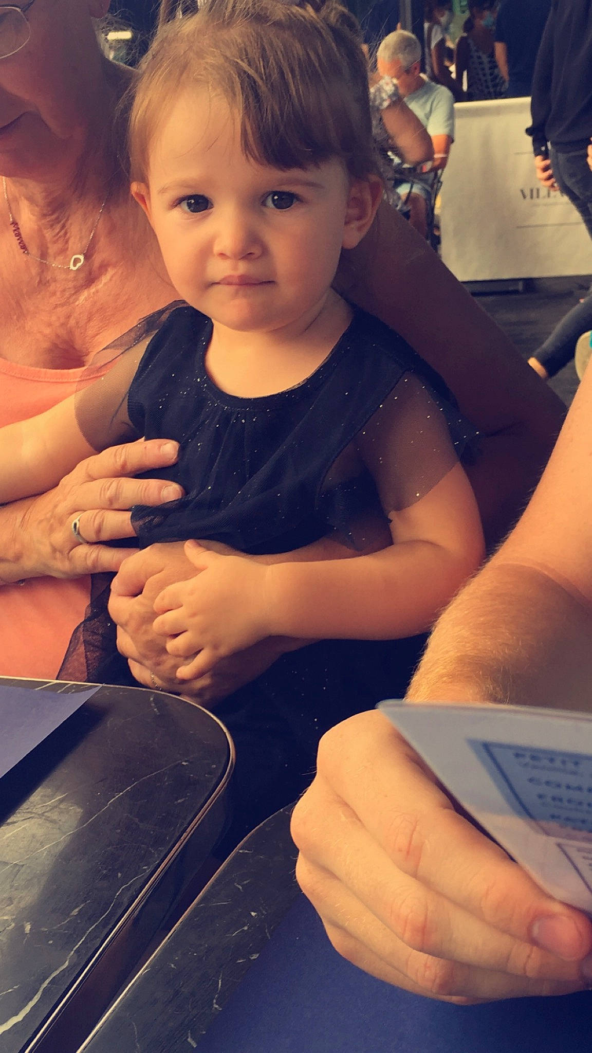 Maëlys a rejoint le concours — aidez-le/la à gagner de superbes lots ! child, finger, gesture, hand, nail, person, thumb, under_exposed