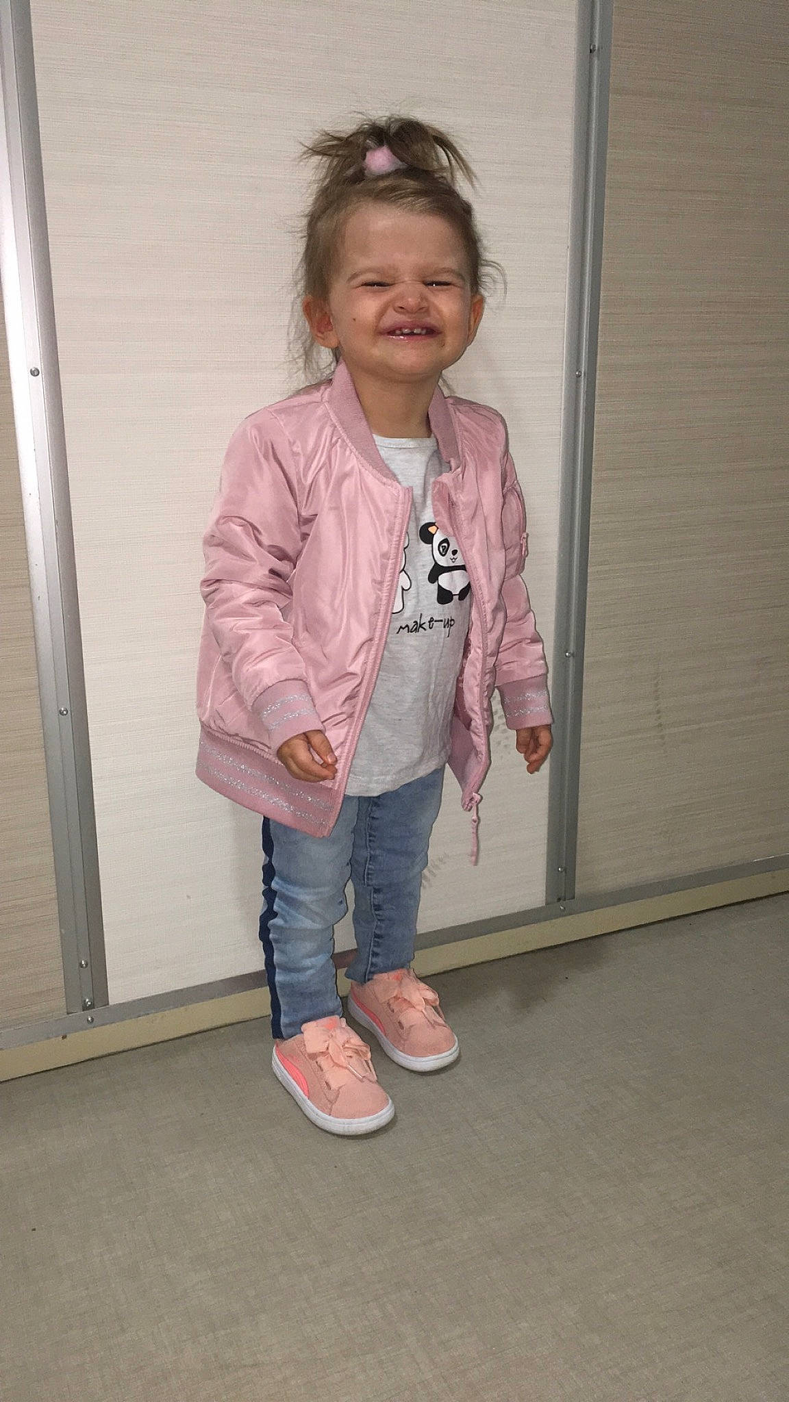 Maëlys participe au concours pour gagner de l'argent avec cette photo : blazer, child, footwear, joy, outerwear, person, pink, shoe, standing