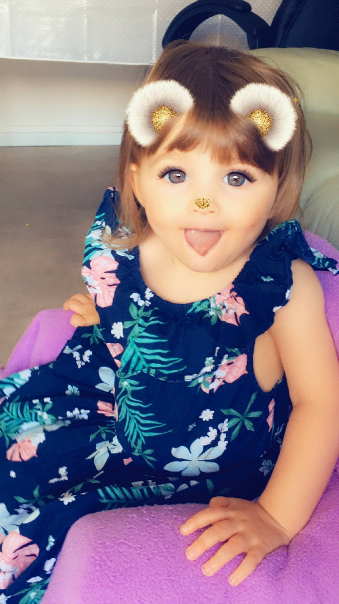 Maelys a rejoint le concours — aidez-le/la à gagner de superbes lots ! bangs, beauty, brown_hair, cheek, child, child_model, eye, face, forehead, hair, hair_accessory, hairstyle, head, long_hair, nose, person, pink, sitting, skin, smile