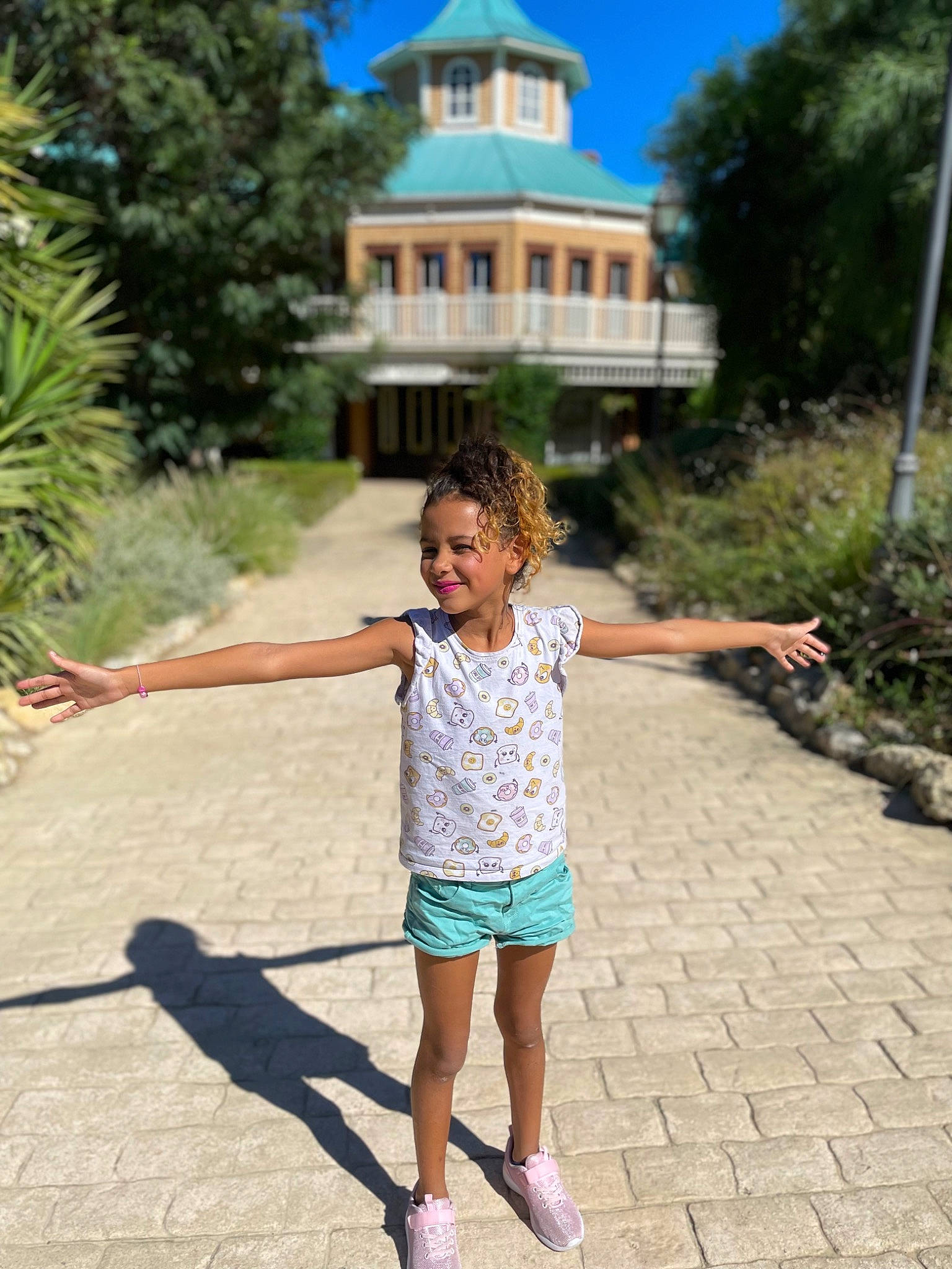 Aïda a rejoint le concours — aidez-le/la à gagner de superbes lots ! arecales, child, fun, garden, grass, happy, joy, landscape, leisure, person, plant, recreation, shorts, sky, spring, t_shirt, toddler, tourism, travel, tree