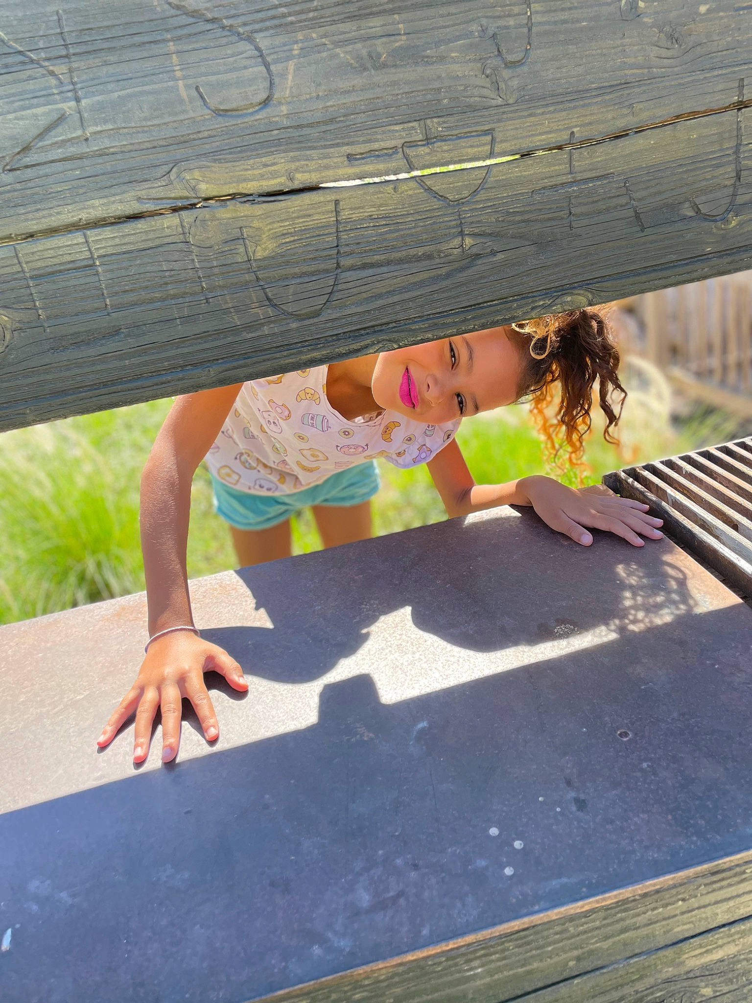 Aïda participe au concours pour gagner de l'argent avec cette photo : barefoot, child, foot, fun, grass, human_leg, joy, leisure, outdoor_furniture, person, recreation, sand, shade, shorts, sidewalk, sitting, thigh, tints_and_shades, toddler, vacation