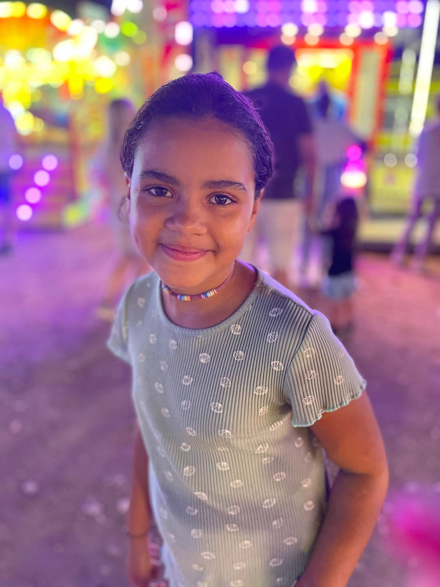 Lhana participe au concours pour gagner de l'argent avec cette photo : child, city, cool, electric_blue, event, flash_photography, fun, happy, jewellery, joy, leisure, magenta, person, pink, purple, road, skin, smile, standing, street