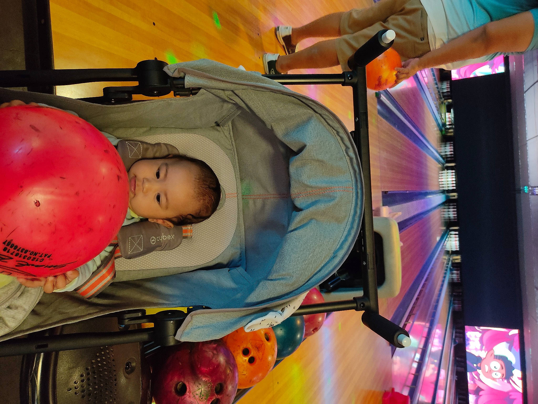 Tevaihau a rejoint le concours — aidez-le/la à gagner de superbes lots ! automotive_design, baby, baby_carriage, baby_products, baby_toys, child, fun, hat, helmet, machine, motor_vehicle, orange, person, personal_protective_equipment, play, room, snapshot, space, stuffed_toy, toddler