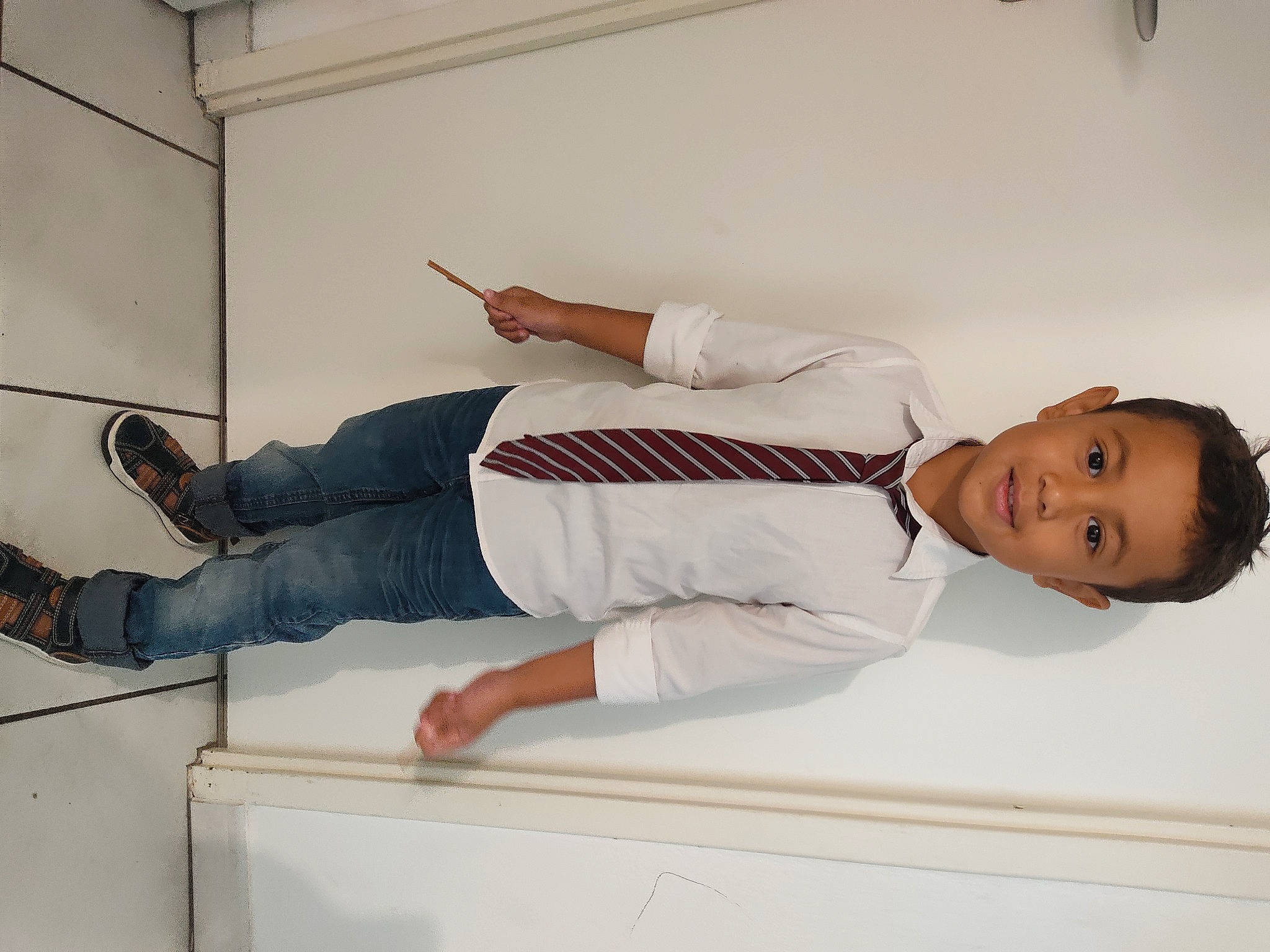 Tutehau participe au concours pour gagner de l'argent avec cette photo : balance, collar, comfort, dress_shirt, elbow, fashion_design, flooring, foot, gesture, human_leg, joy, knee, leg, person, room, sitting, sleeve, sportswear, stairs, thigh