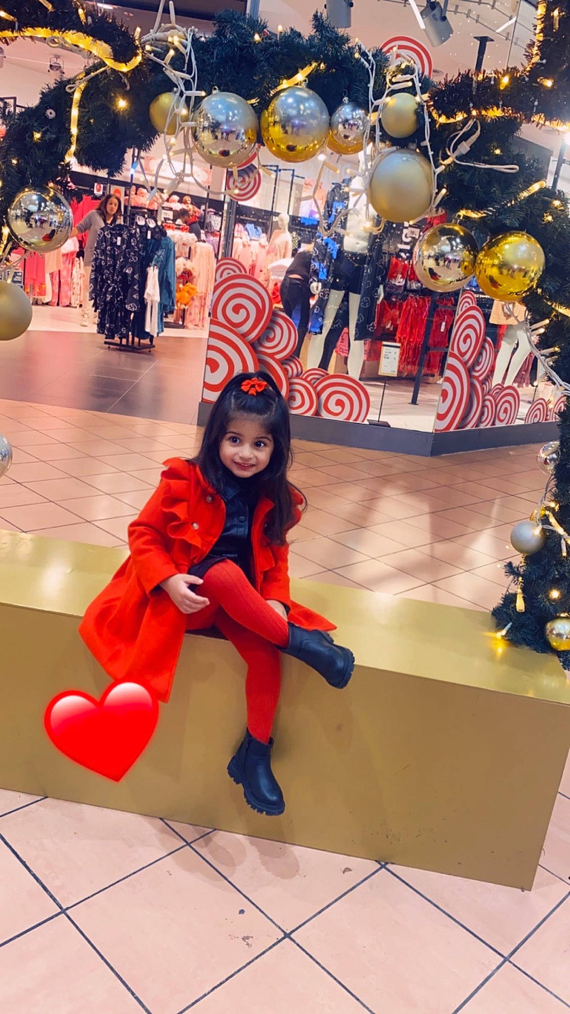 Juliana a rejoint le concours — aidez-le/la à gagner de superbes lots ! animated_cartoon, bag, boot, design, event, fashion, fictional_character, flooring, fun, hat, human_leg, joy, leisure, luggage_and_bags, person, photograph, recreation, shoe, snapshot, sneakers