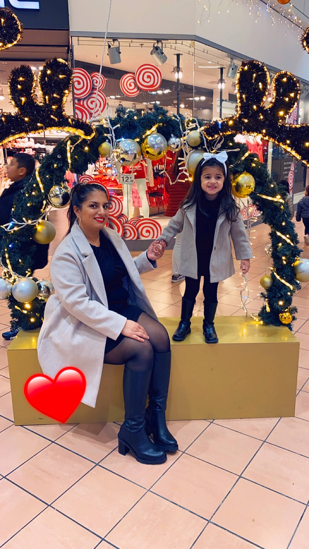 Juliana a rejoint le concours — aidez-le/la à gagner de superbes lots ! balloon, city, community, event, eyewear, fashion, flooring, formal_wear, fun, happy, human, joy, leg, leisure, party_supply, person, recreation, retail, social_group, suit