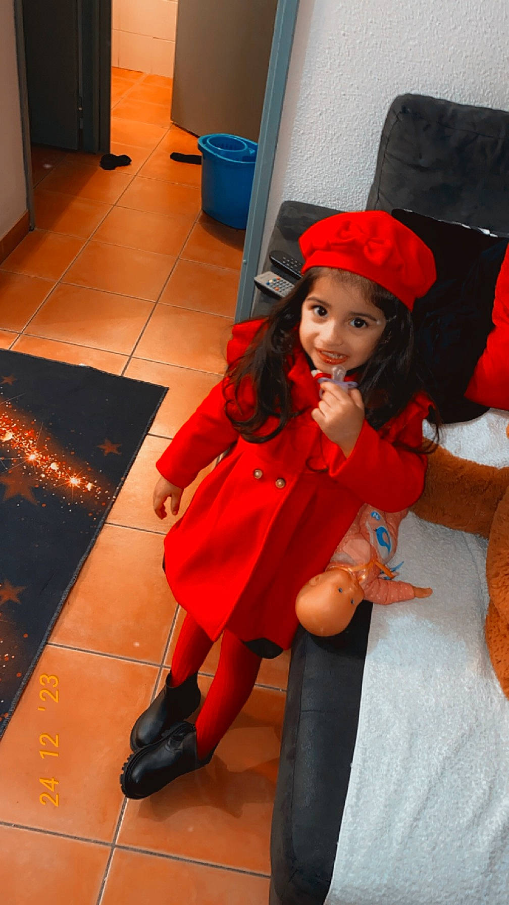 Juliana participe au concours pour gagner de l'argent avec cette photo : carmine, cosplay, costume, costume_hat, event, fashion, fashion_design, fictional_character, flooring, fun, fur, hat, human_leg, joy, knee, magenta, person, room, sitting, smile